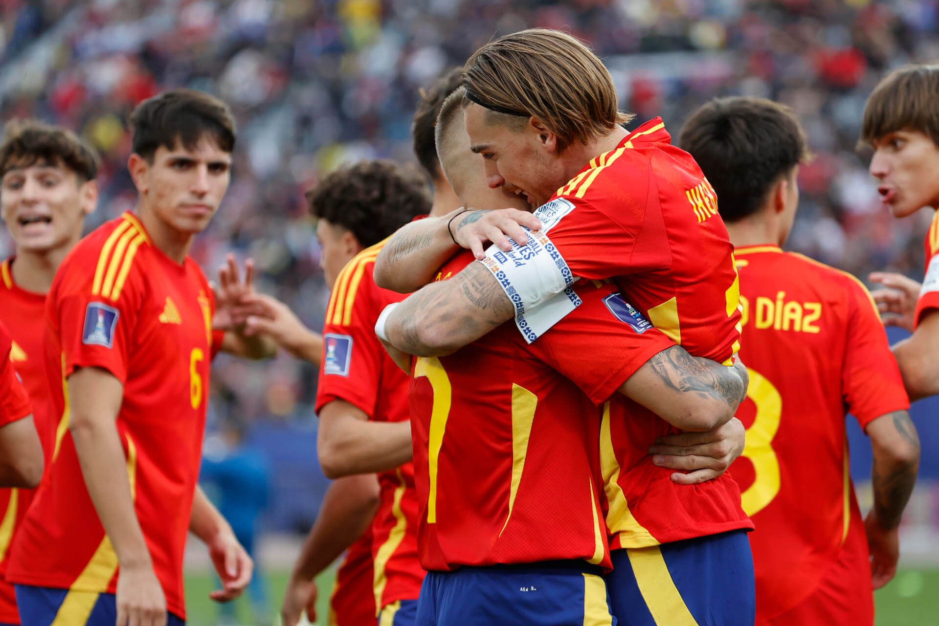 Iker Bravo y Pablo García celebran el gol en el España-Brasil (FOTO: EFE).