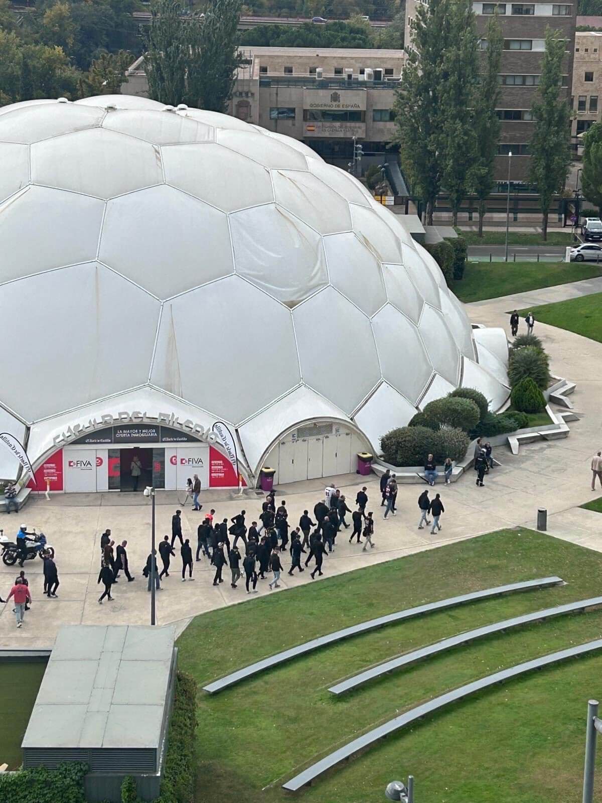 50 radicales del Sporting encapuchados en las inmediaciones de la Cúpula del Milenio.