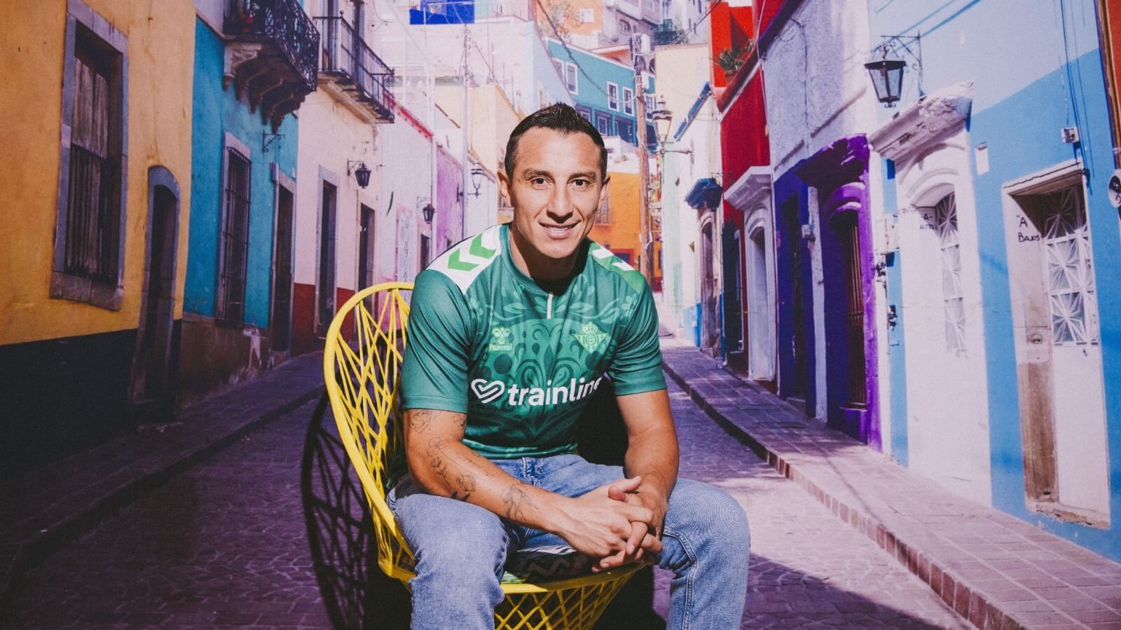  Andrés Guardado y la ropa del Día de Muertos del Real Betis.