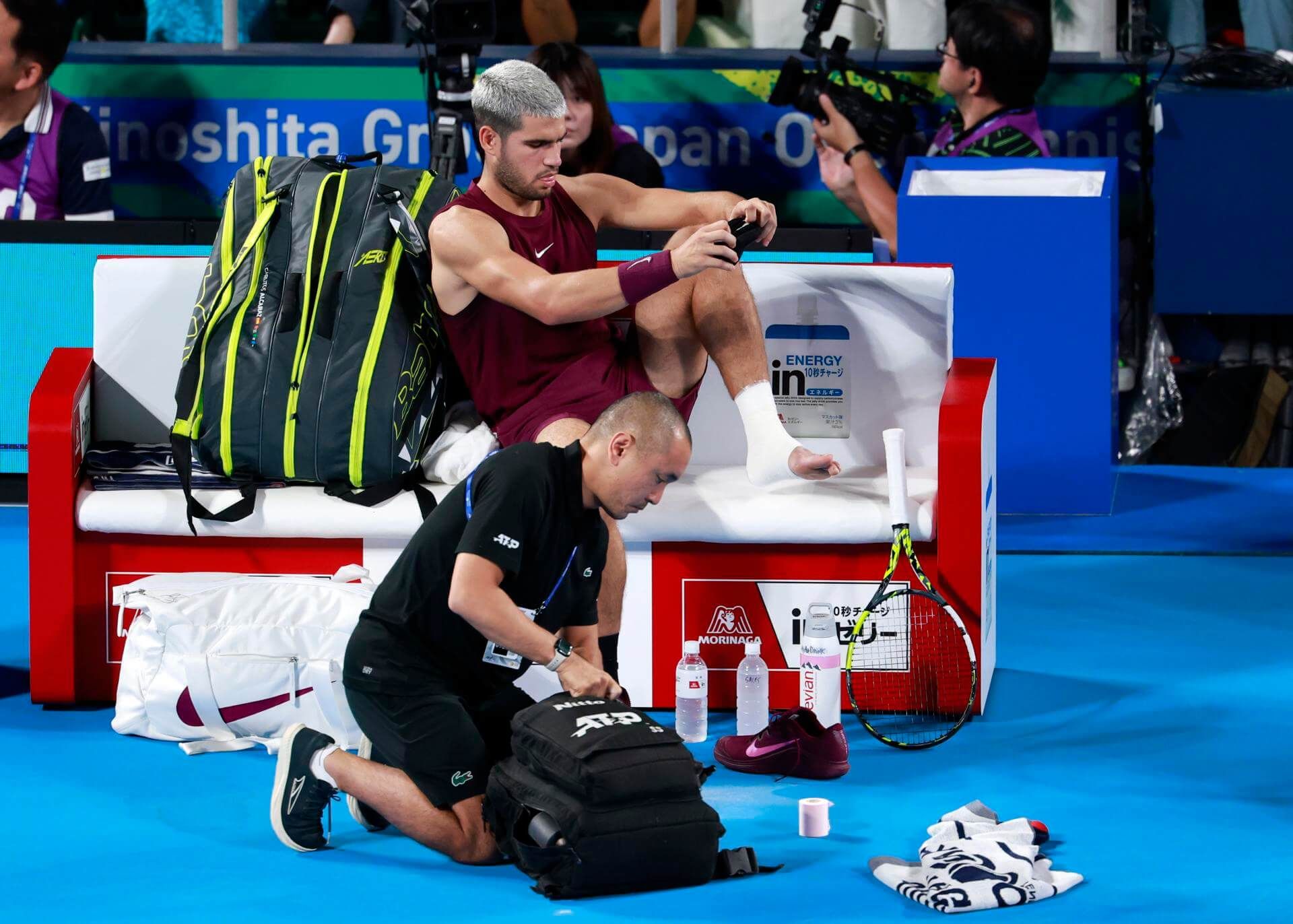 Carlos Alcaraz, atendido por las asistencias médicas en Tokio (FOTO: EFE).