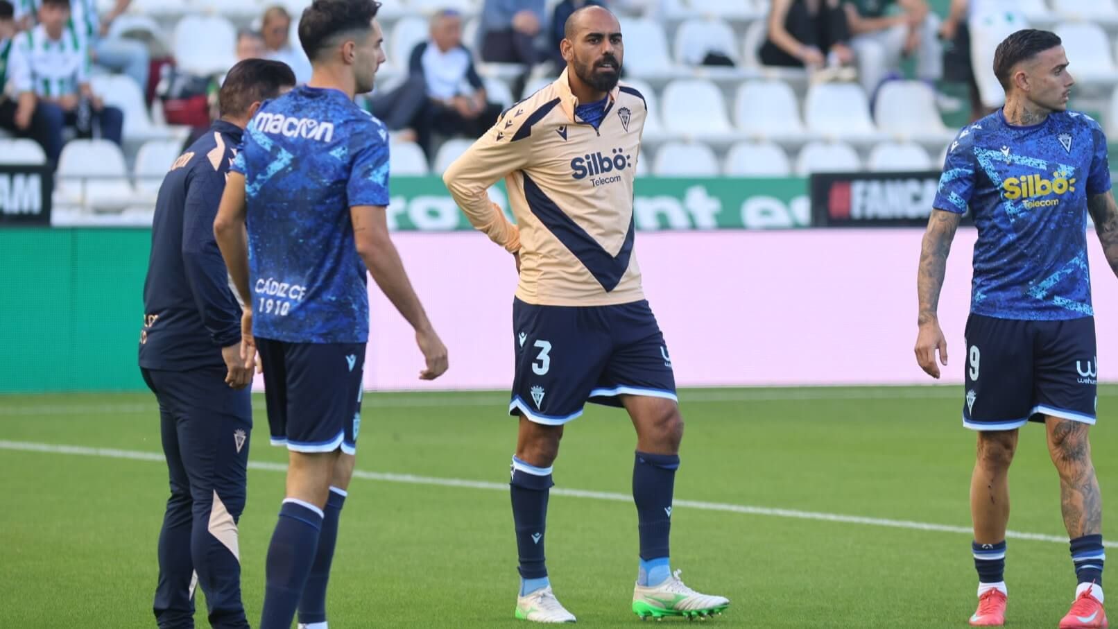 Fali Jiménez calienta con el Cádiz CF.