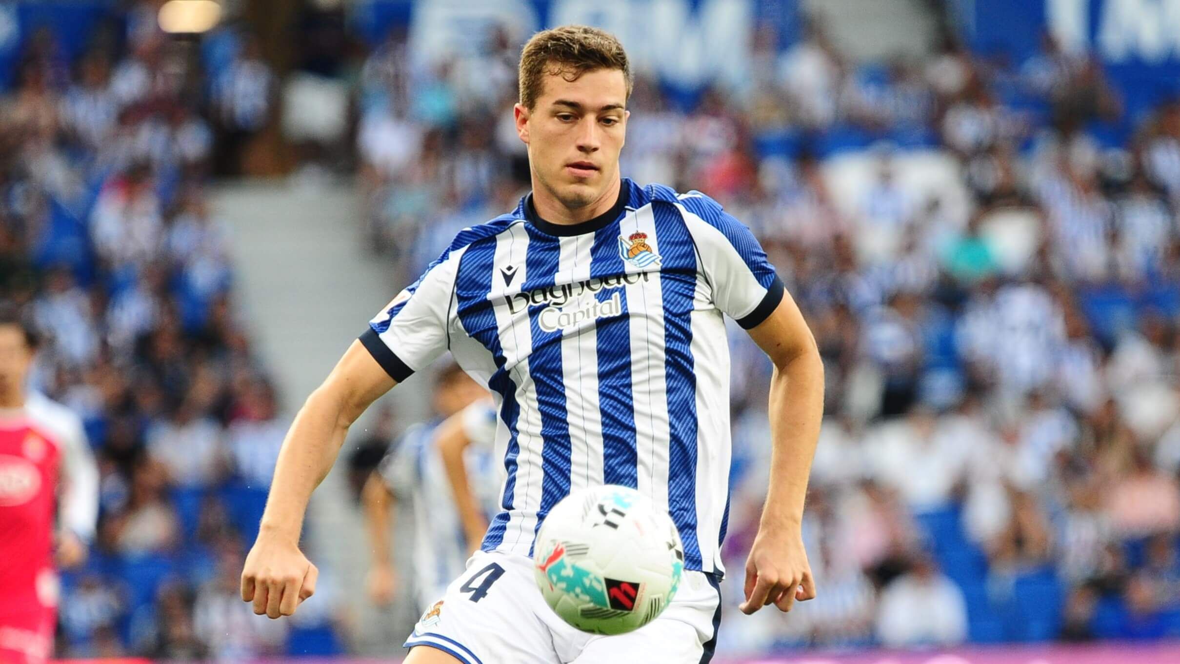  Luka Sucic mira al balón en la Real Sociedad.