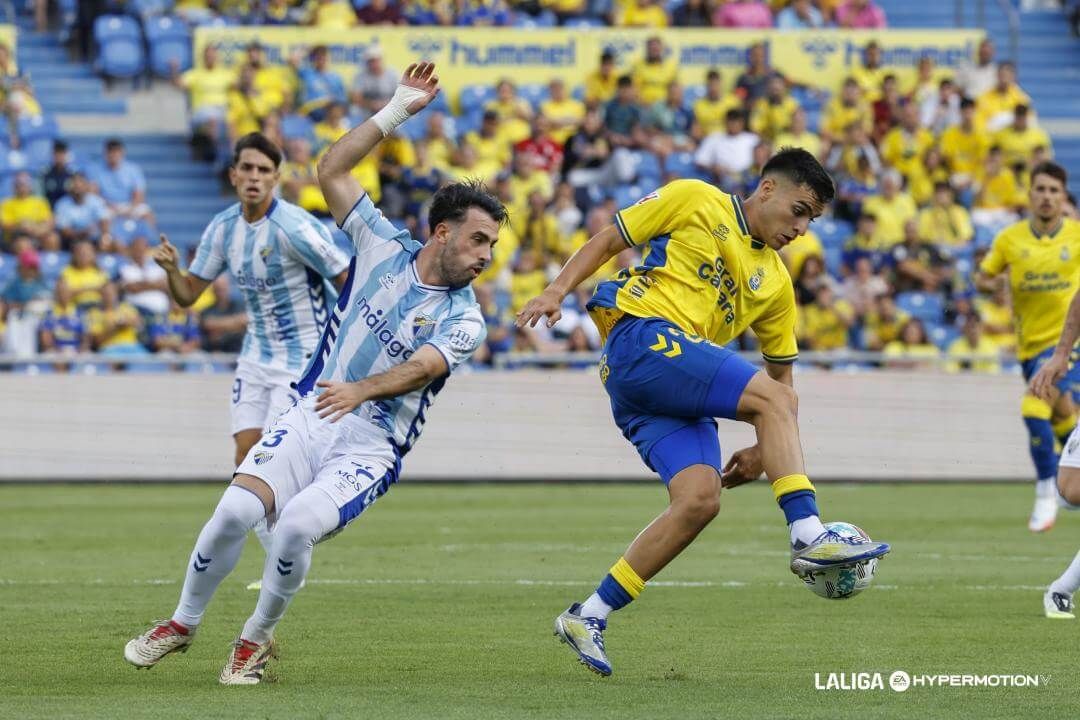 Izan Merino, en un partido del Málaga (FOTO: LALIGA).