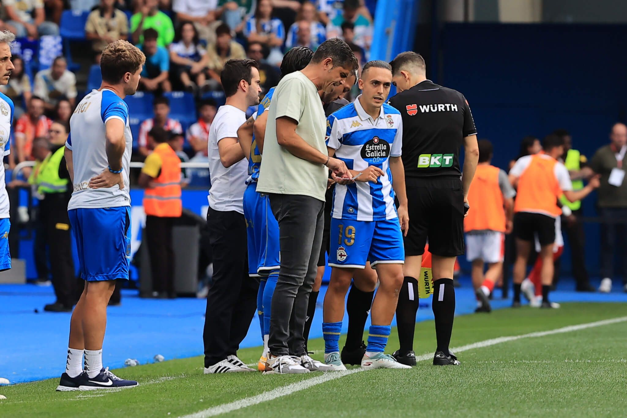  Antonio Hidalgo da instrucciones a Luismi Cruz en el Deportivo de La Coruña.