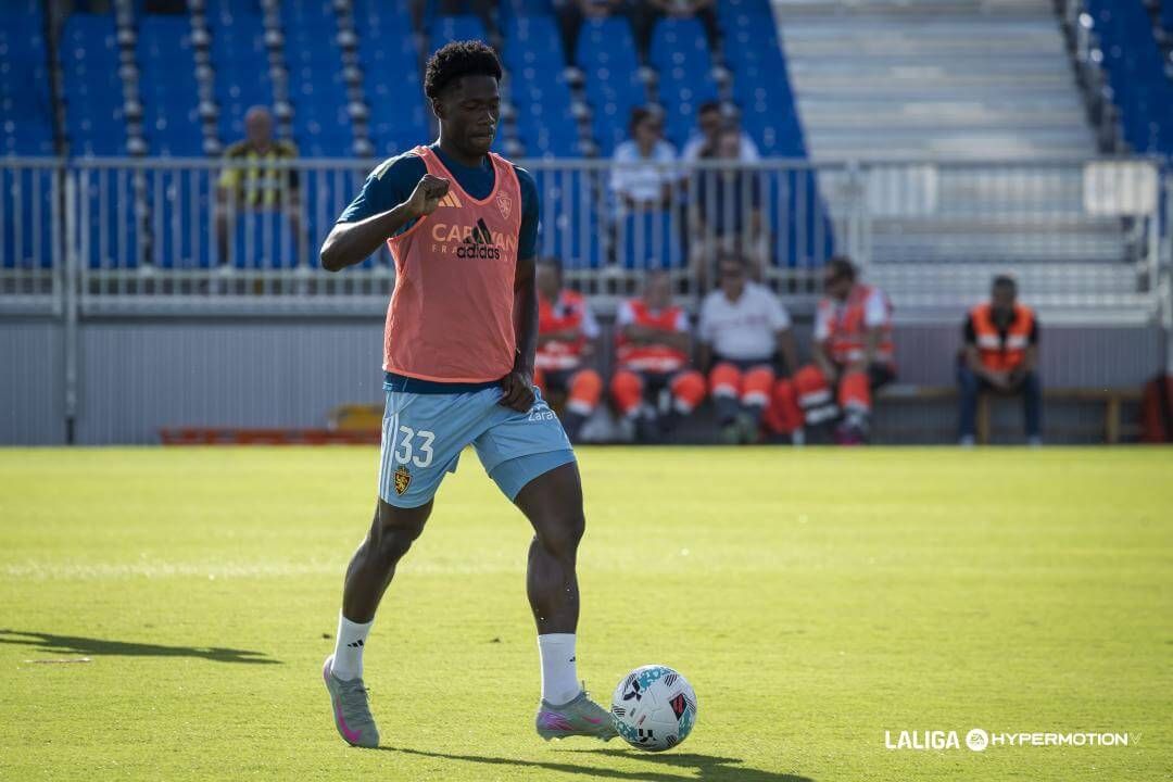 Saidu, en un calentamiento del Real Zaragoza (FOTO: LALIGA).