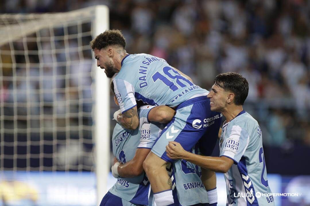  Izan Merino celebra un gol con sus compañeros (FOTO: LALIGA).