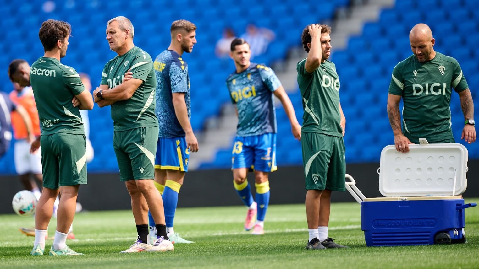  Calentamiento del Cádiz ante la Real Sociedad B.