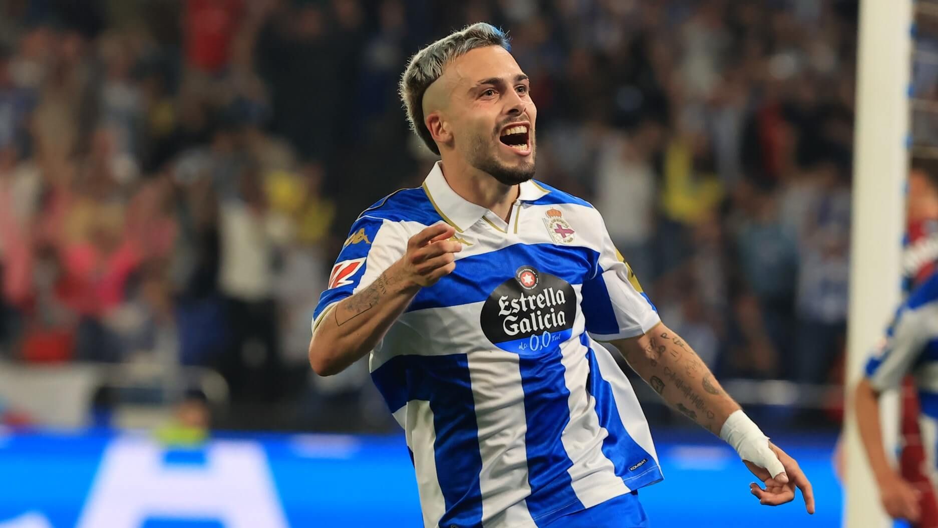 David Mella celebra uno de sus goles en con el Deportivo.