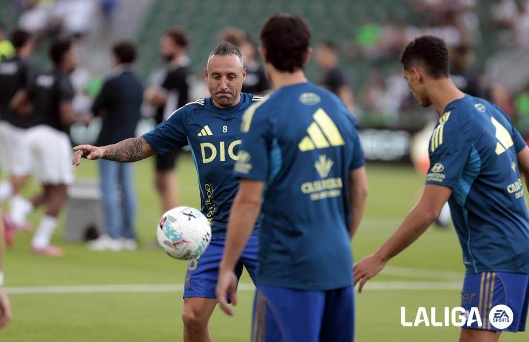  Santi Cazorla, en un calentamiento del Real Oviedo (FOTO: LALIGA).