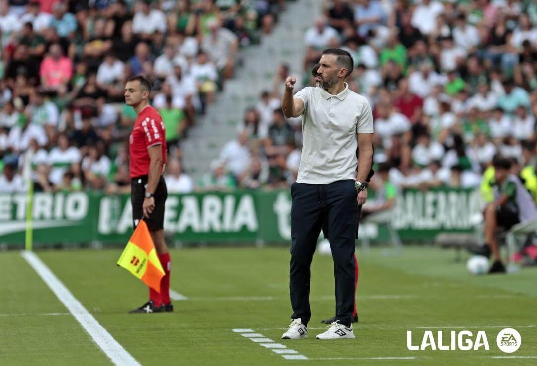  Eder Sarabia, en la banda durante el Elche-Real Oviedo (FOTO: LALIGA).