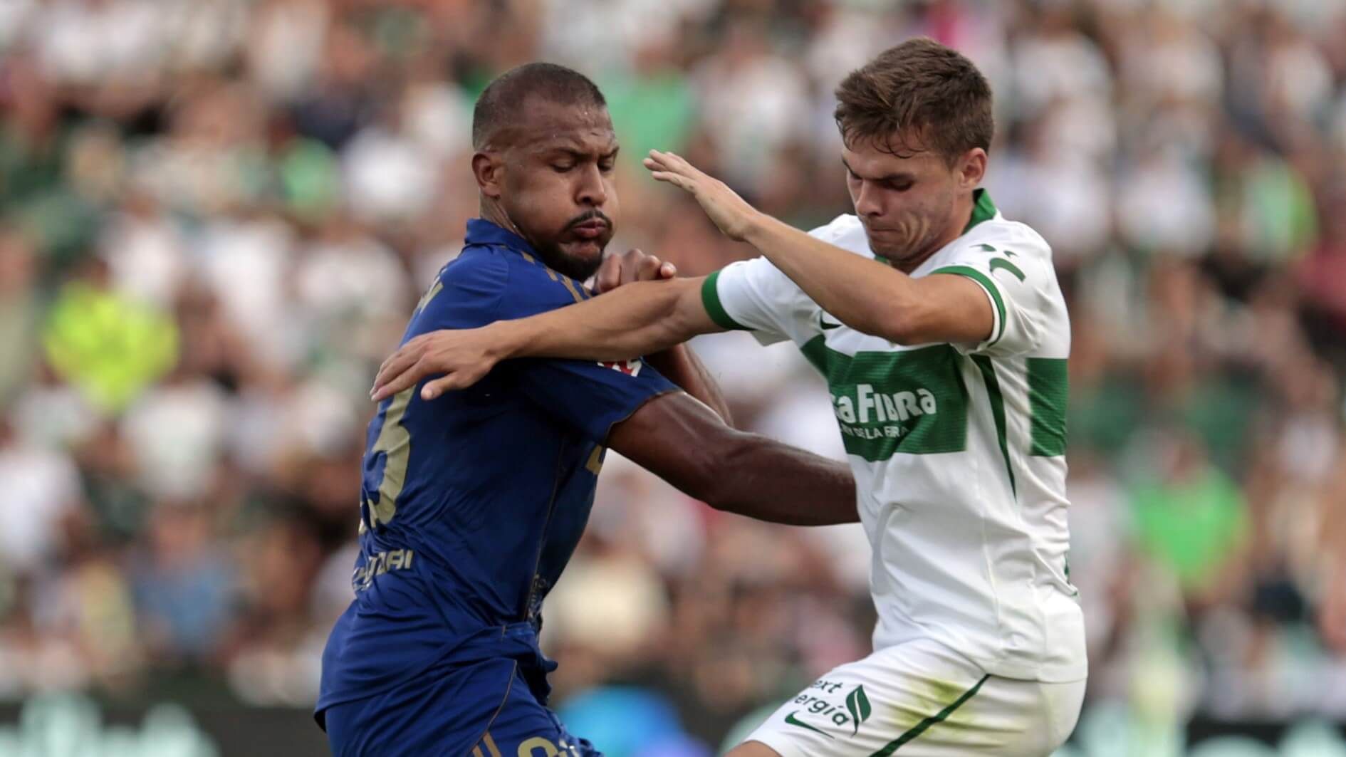 Salomón Rondón pugna con un rival en el Elche - Oviedo.