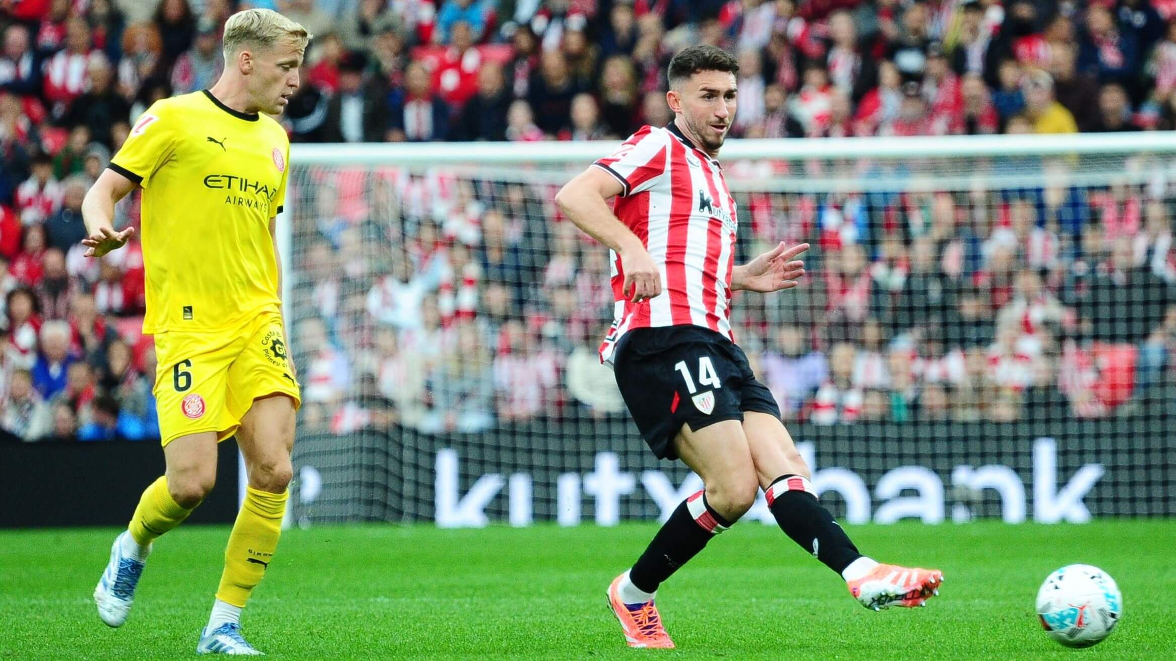 Pase en profundidad de Aymeric Laporte, en el Athletic - Girona.