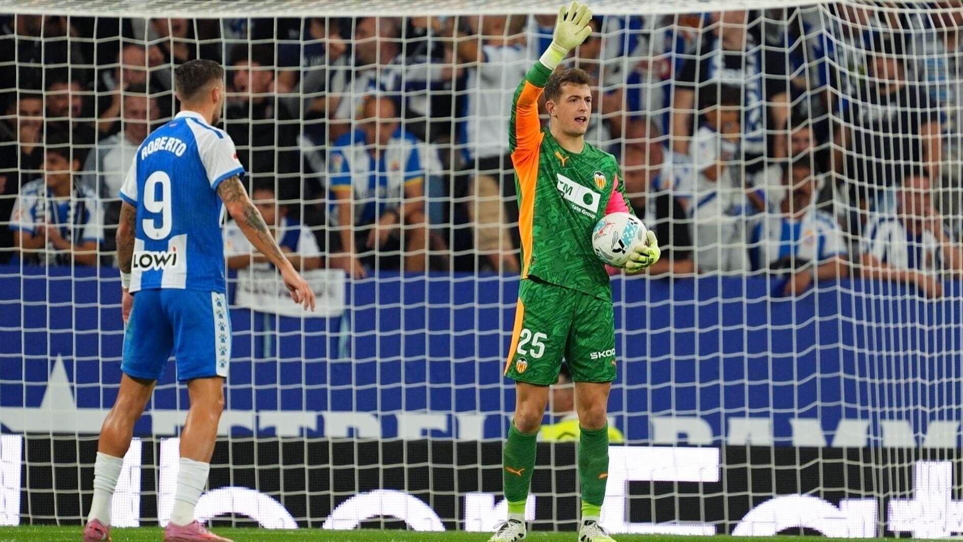 Julen Agirrezabala atrapa el balón en el Espanyol - Valencia CF (Foto: LALIGA).