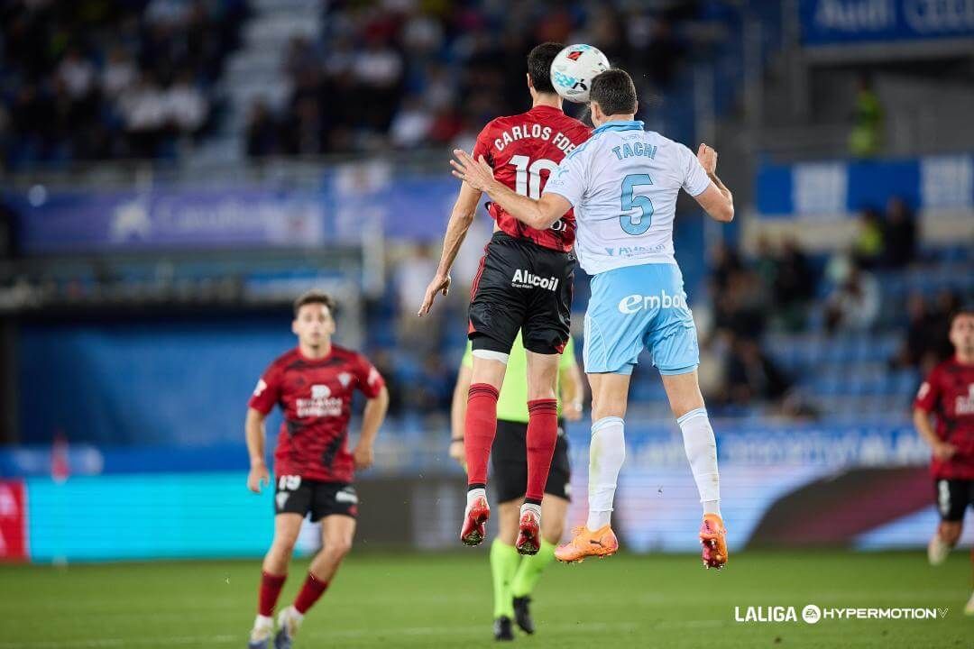  Tachi despeja en una jugada del Mirandés-Real Zaragoza (FOTO: LALIGA).