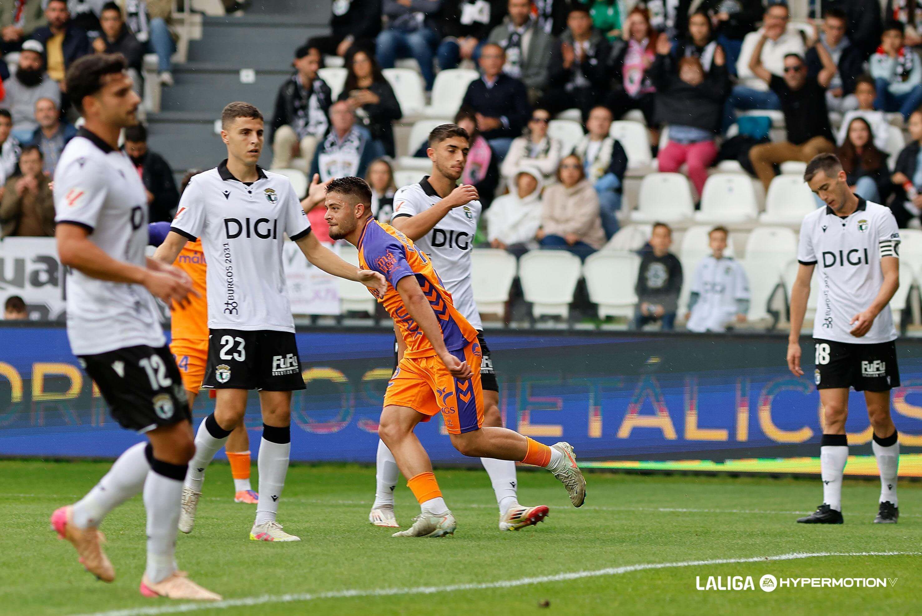 Dani Lorenzo celebra su tanto en El Plantío.