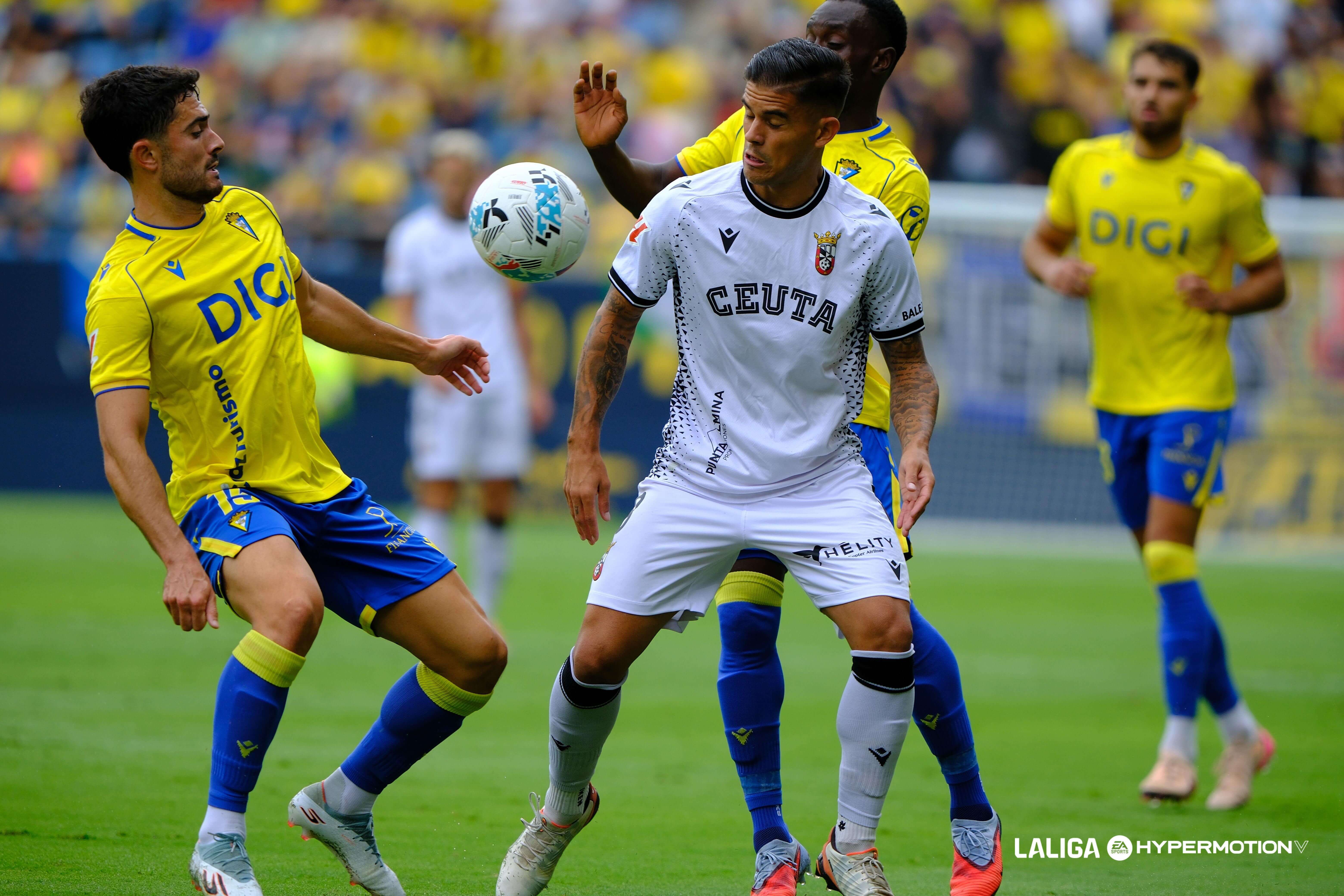  Disputa de balón amarilla ante el Ceuta en el Nuevo Mirandilla.