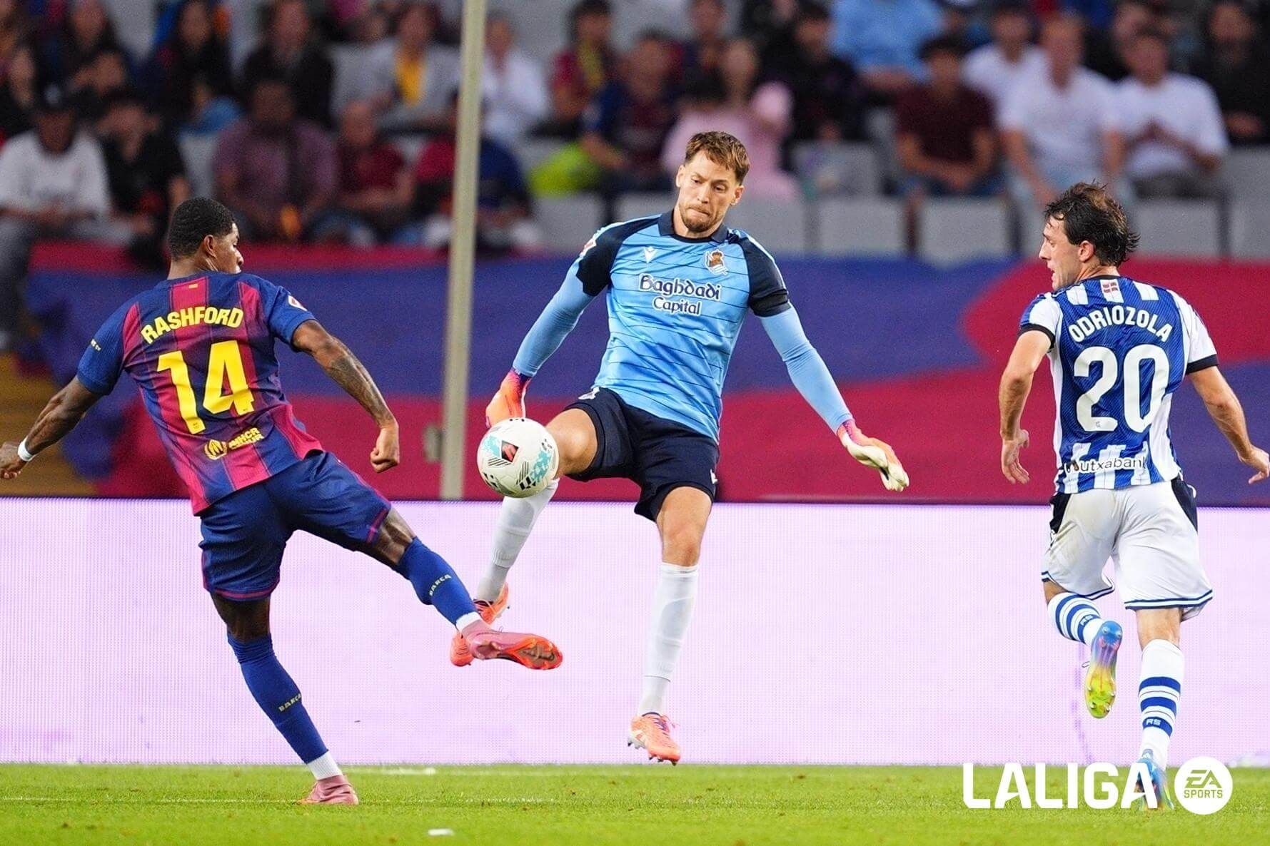  Álex Remiro pugna por un balón ante el Barcelona.