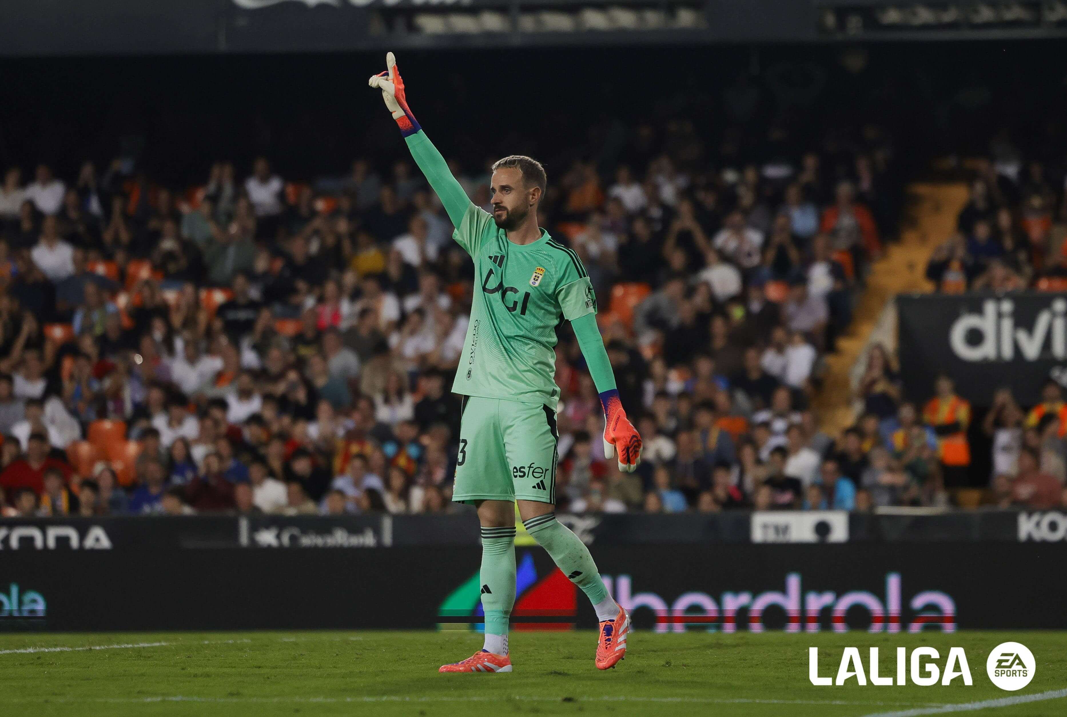 Aarón Escandell celebra una parada en Mestalla.