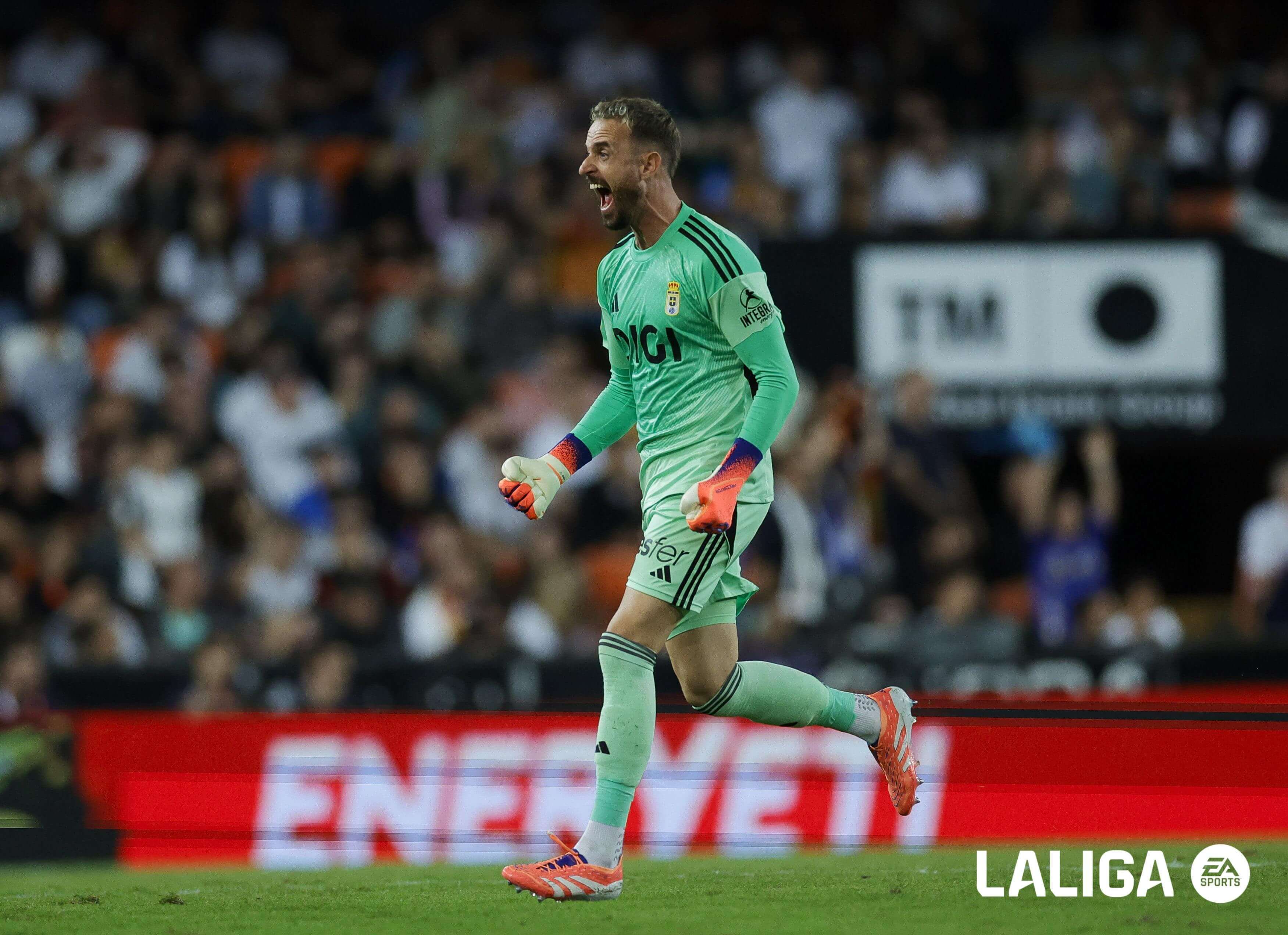  Aarón Escandell celebra una parada en Mestalla.