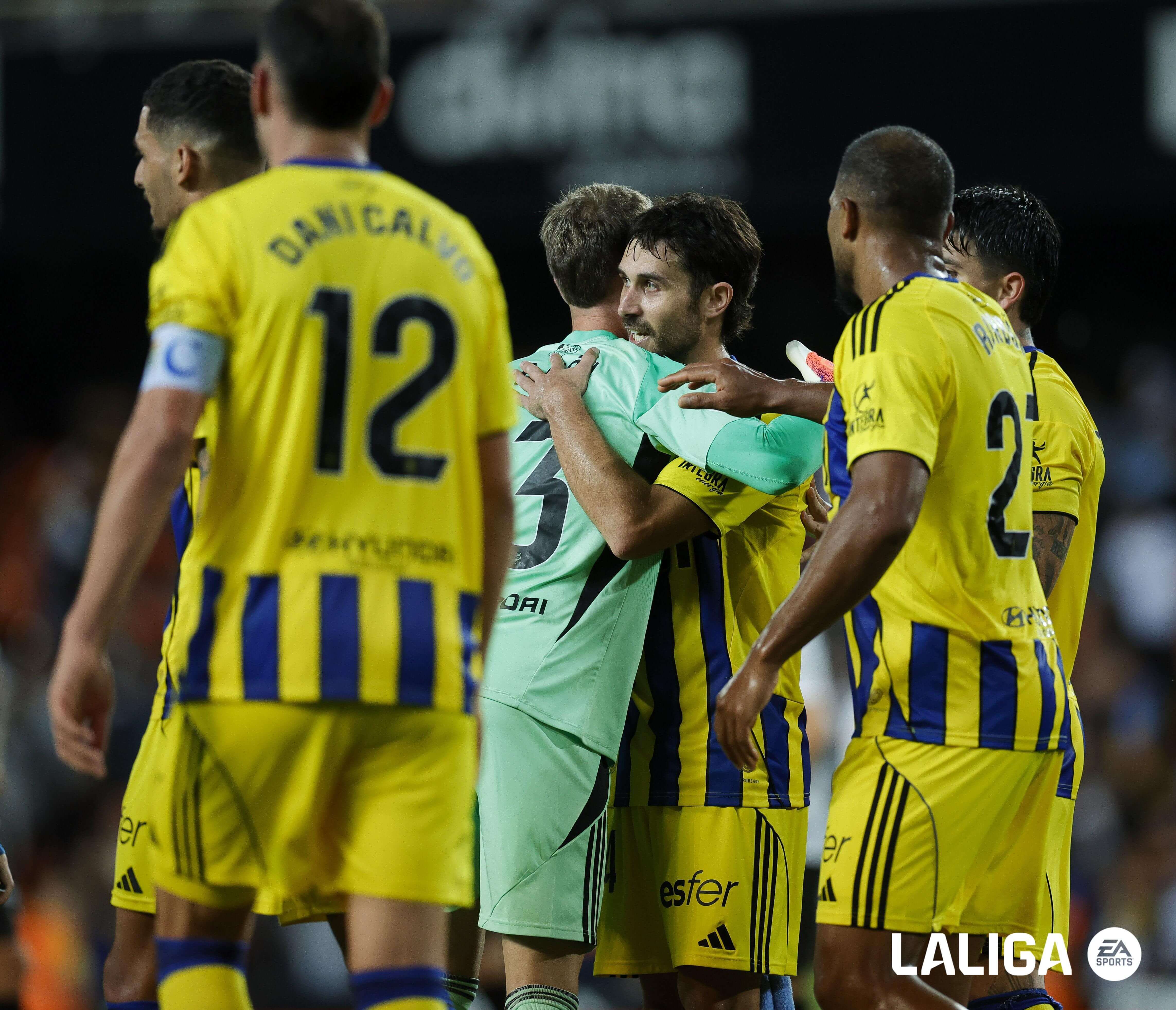 Abrazos en Mestalla a Escandell.