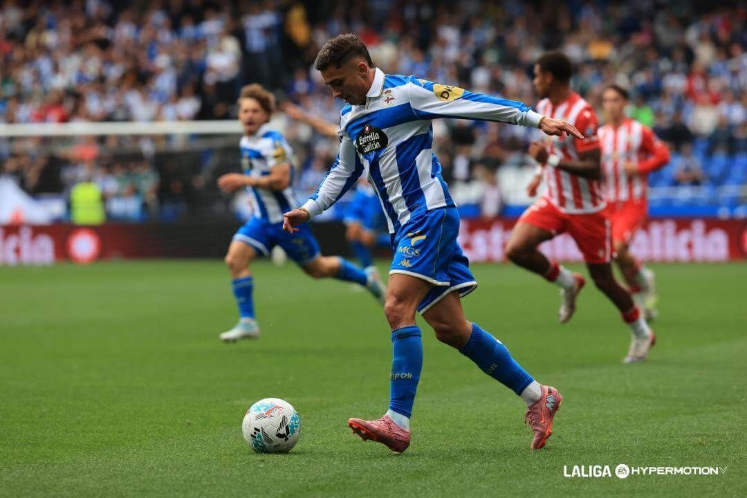 Yeremay Hernández conduce un balón en el Dépor-Almería (FOTO: LALIGA).