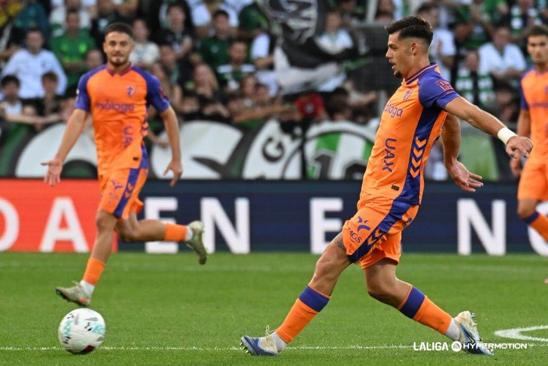  Javi Montero, en una jugada del Racing-Málaga (FOTO: LALIGA).