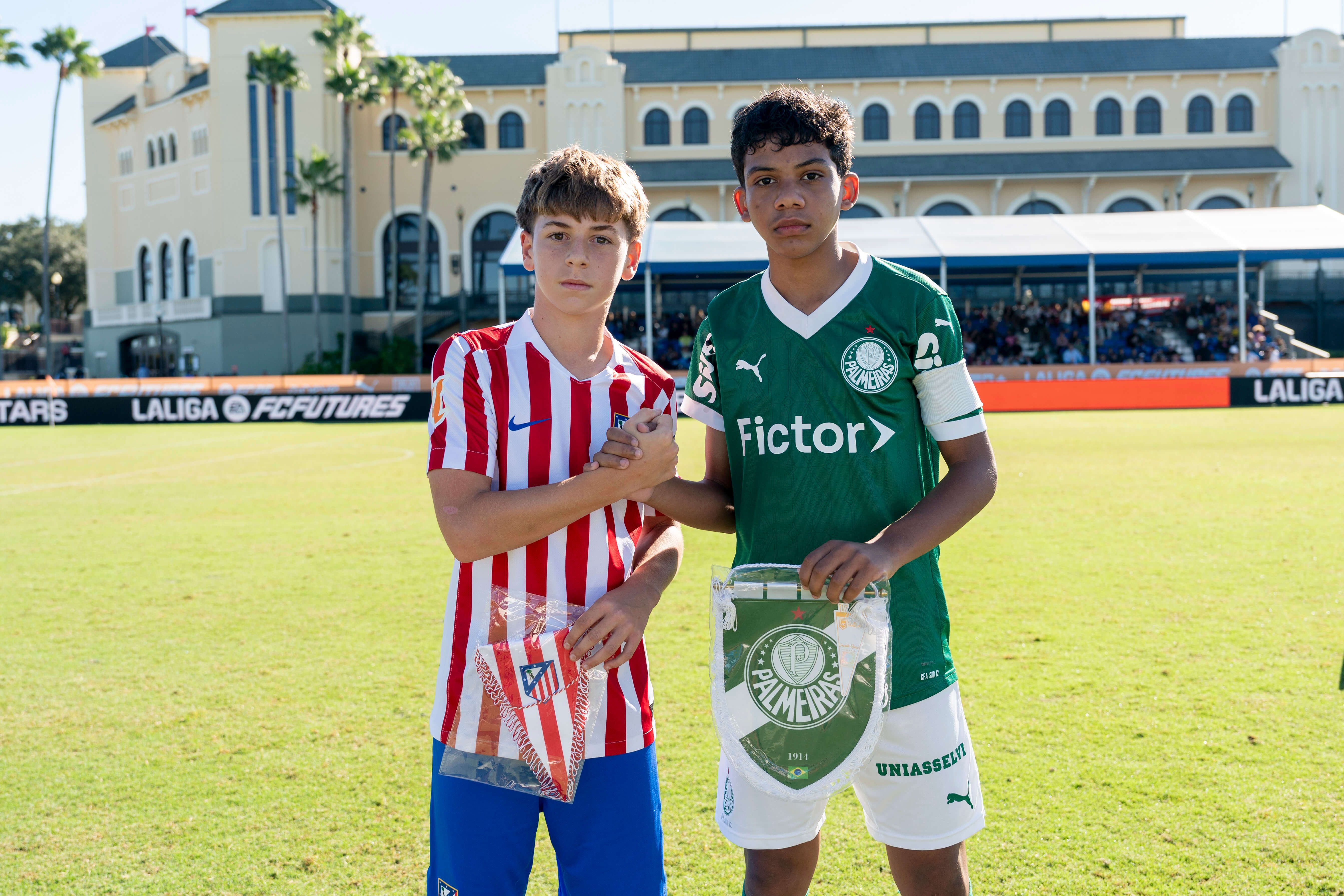 Los capitanes de Atlético y Palmeiras posan antes de la final.
