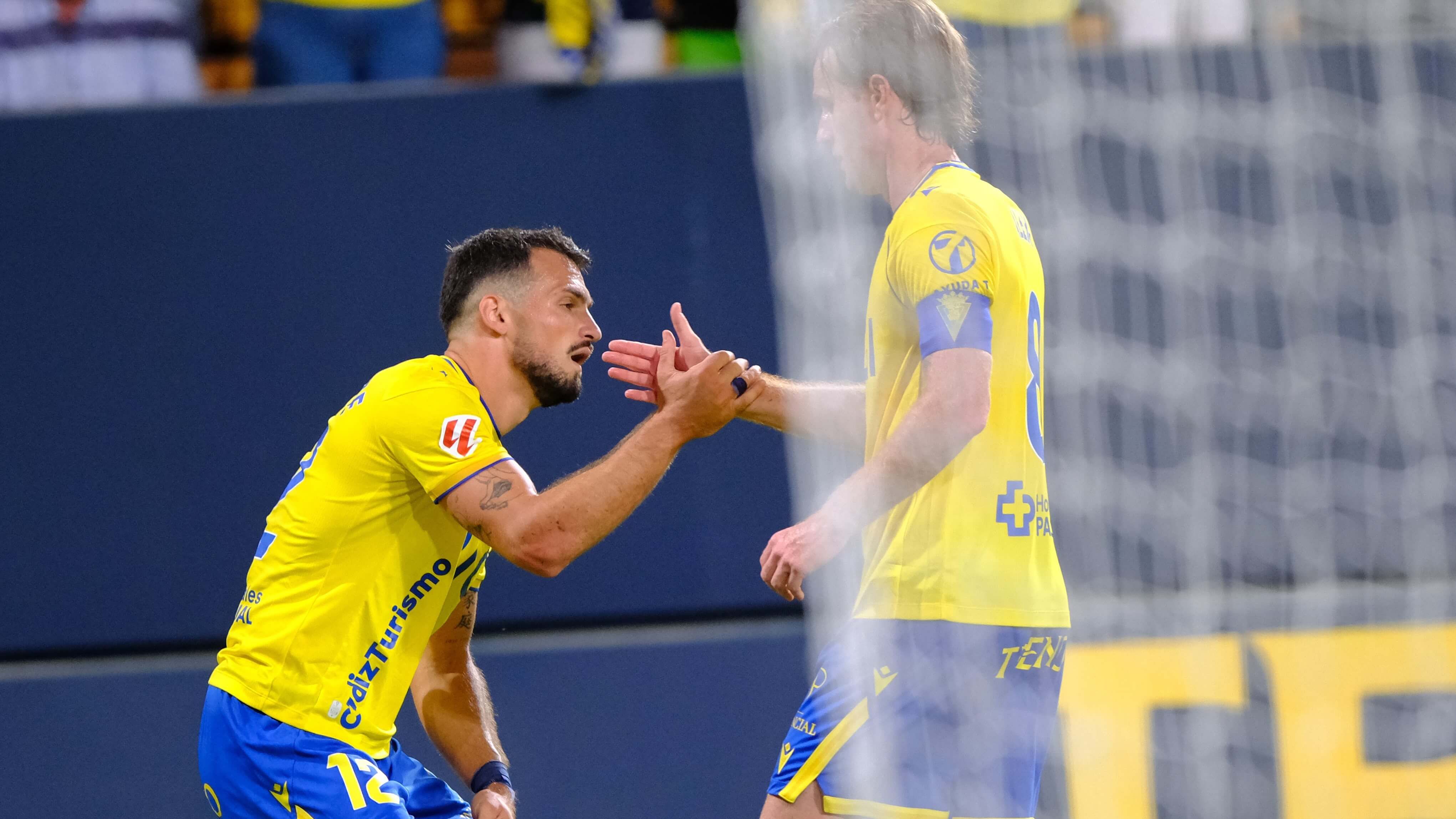  Celebración del gol de Iuri Tabatadze en el Cádiz - Huesca.