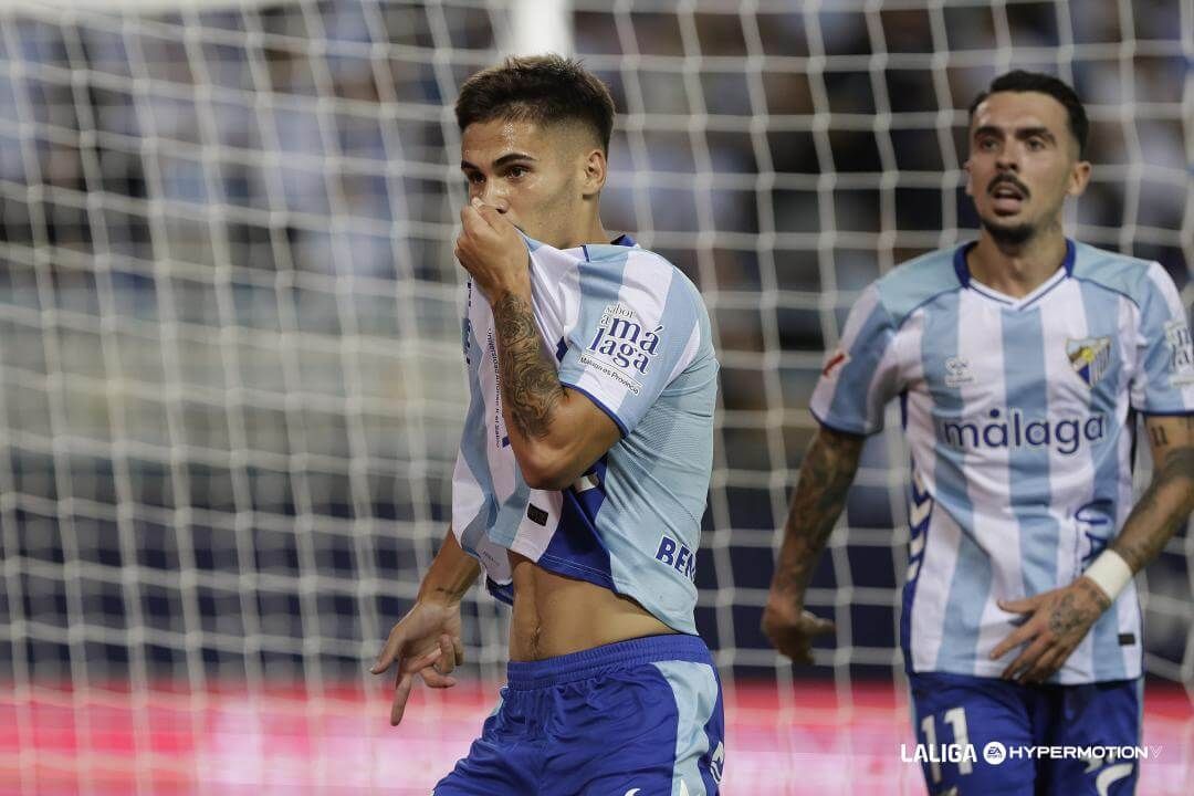  Chupete se besa el escudo del Málaga en un partido (FOTO: LALIGA).