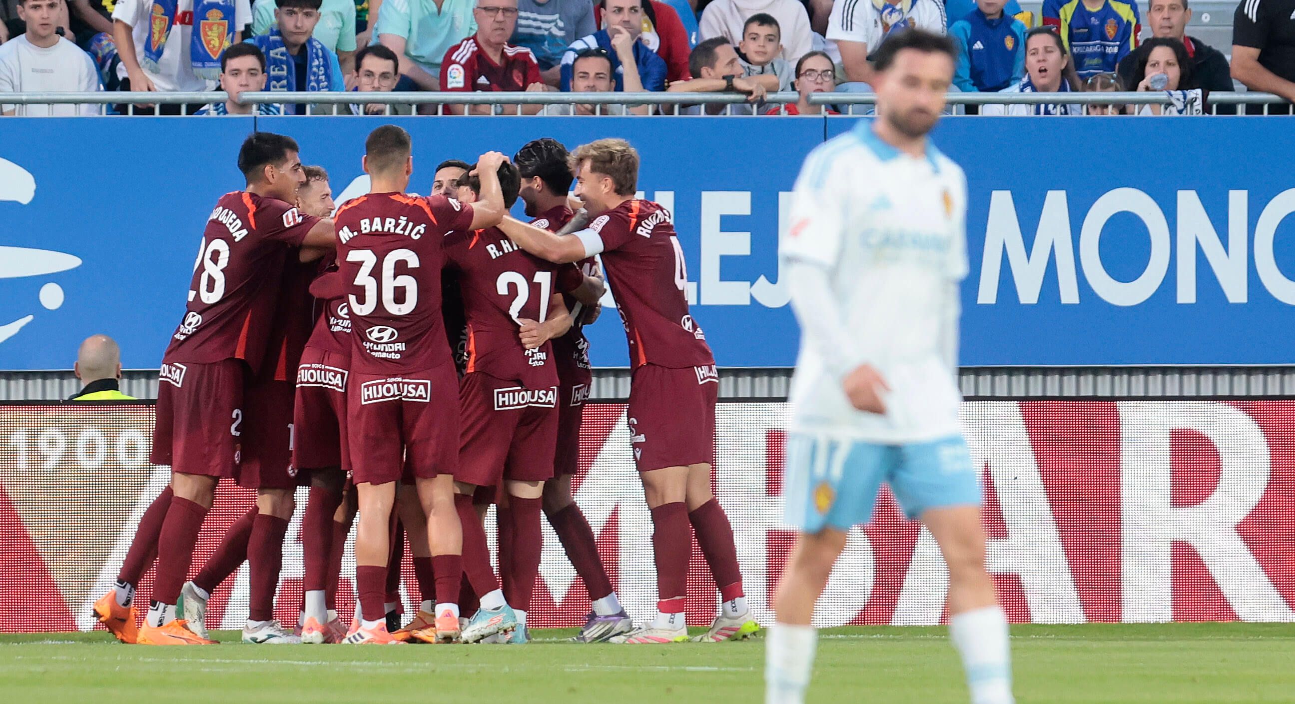 La Cultural Leonesa celebra un gol al Real Zaragoza.