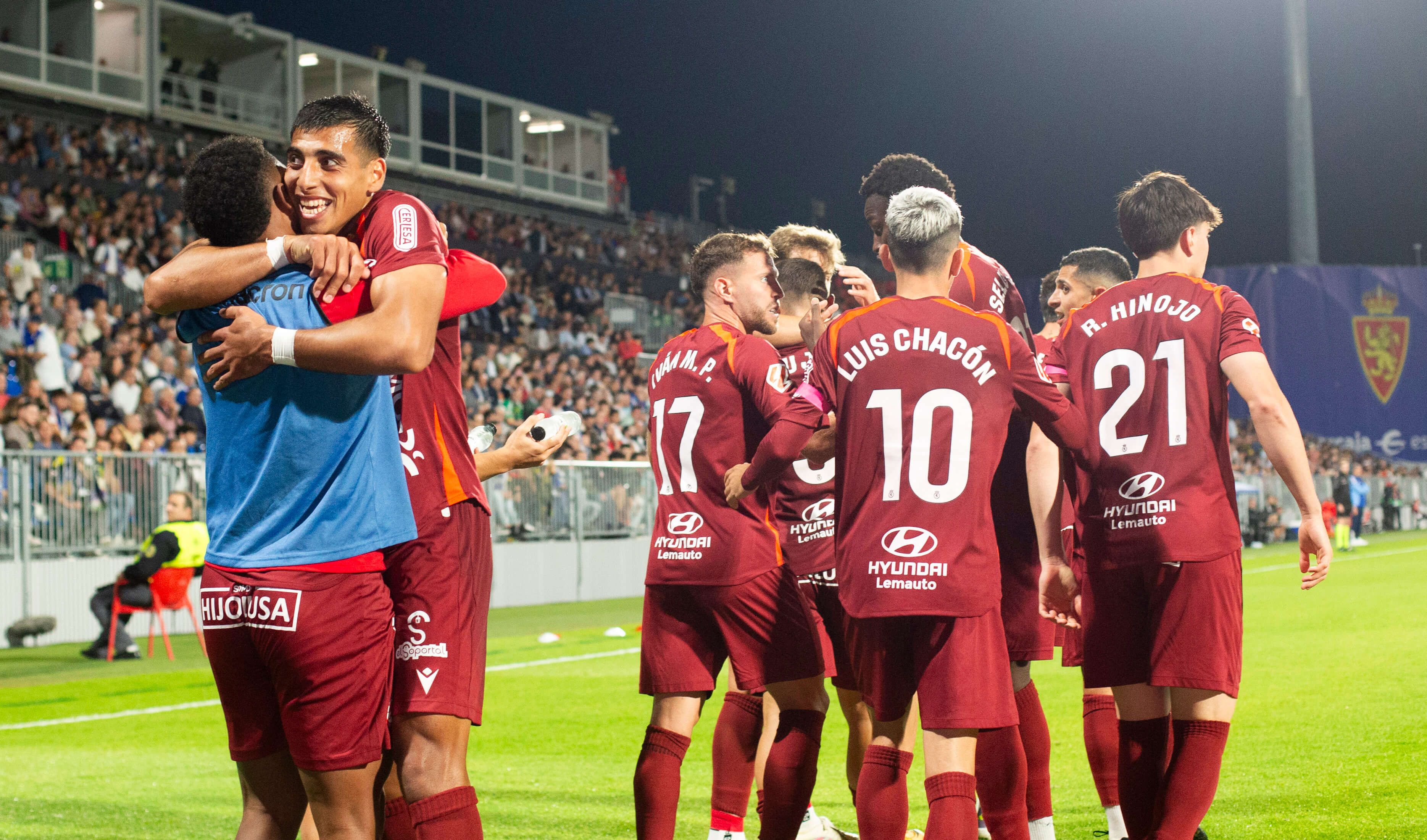 La Cultural Leonesa celebra un gol al Real Zaragoza.
