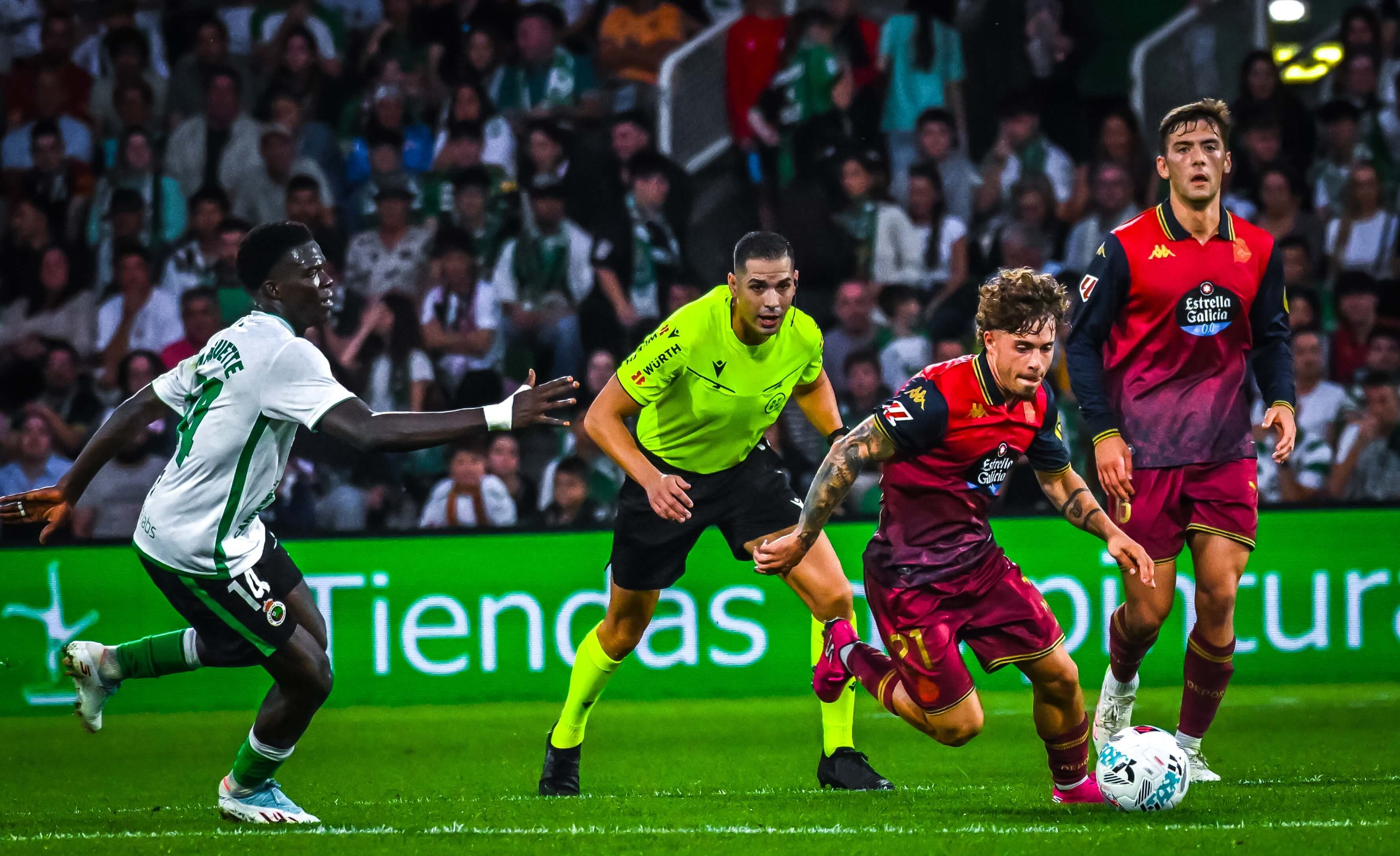 Mario Soriano conduce un balón en el Racing-Deportivo.