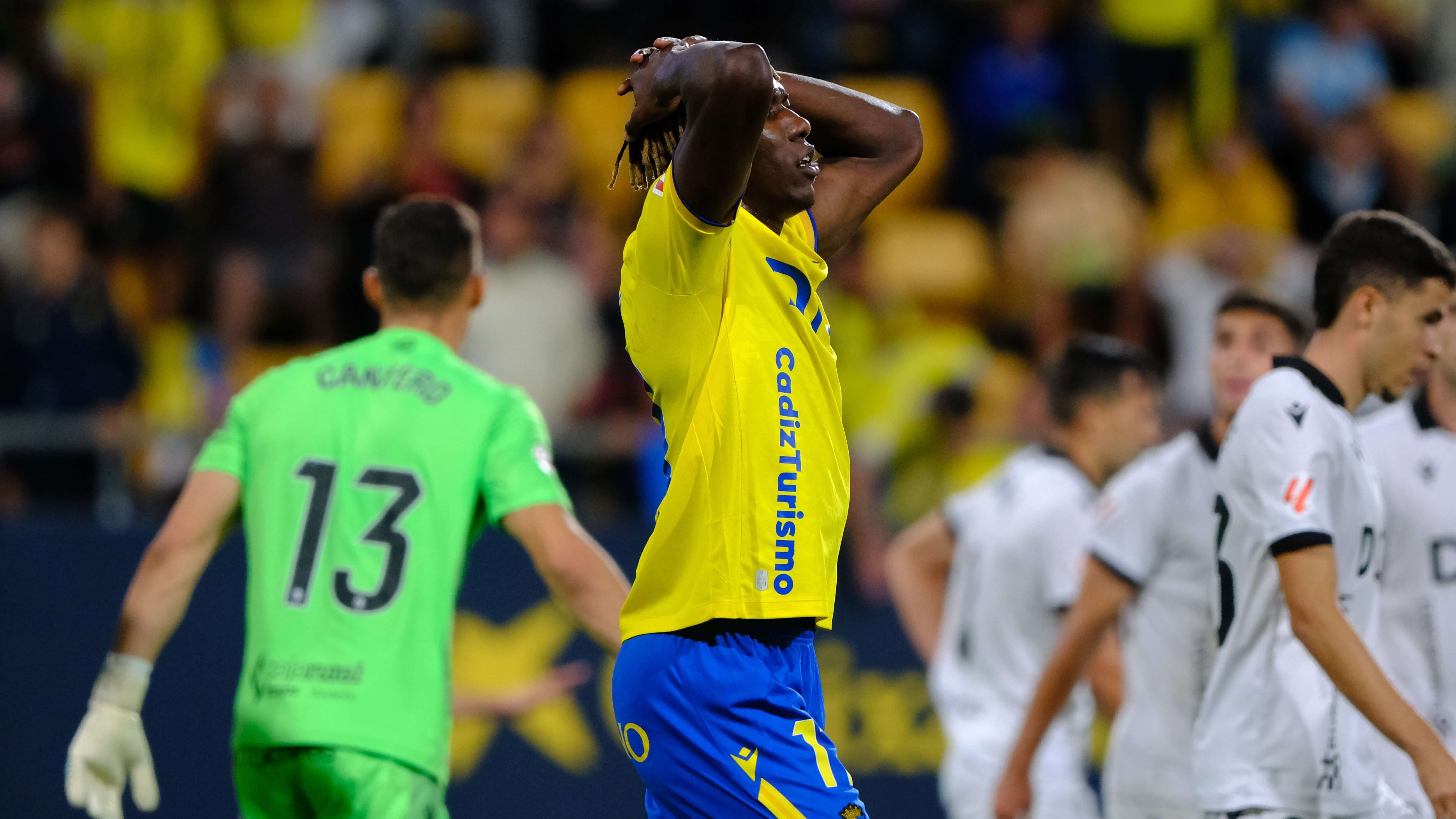  Dawda Camara se lamenta en el Cádiz - Burgos.