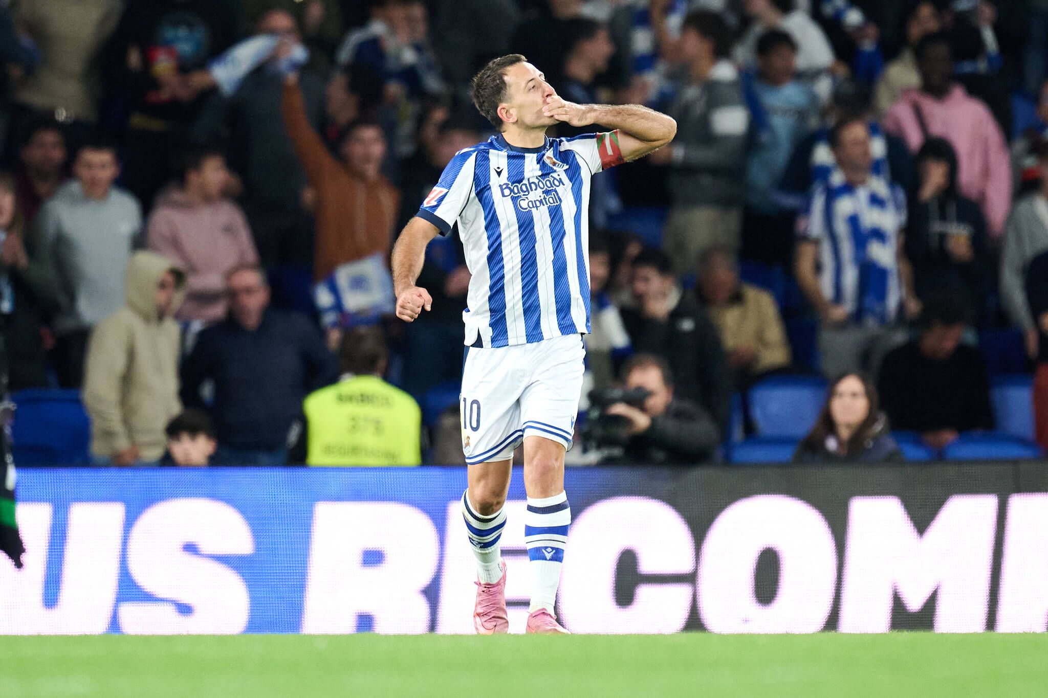  Mikel Oyarzabal celebra un gol en el Real Sociedad - Sevilla.