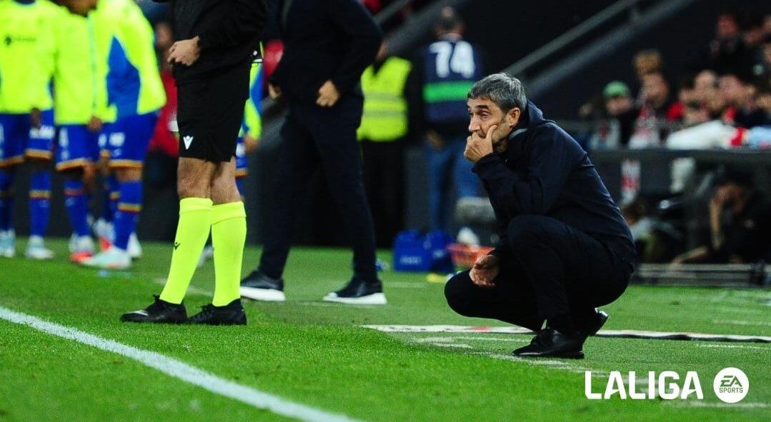 Ernesto Valverde, con rostro preocupado en el Athletic Club - Getafe de San Mamés.