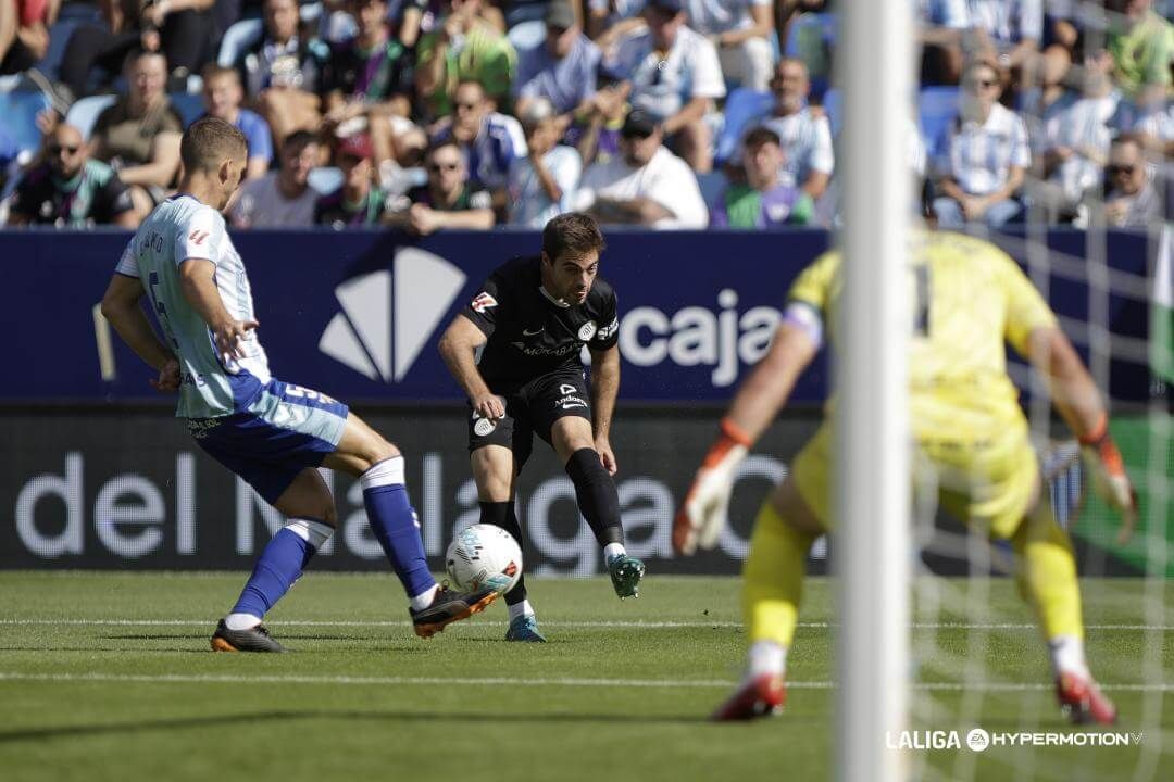 Brasanac, en una jugada del Málaga-Andorra (FOTO: LALIGA).