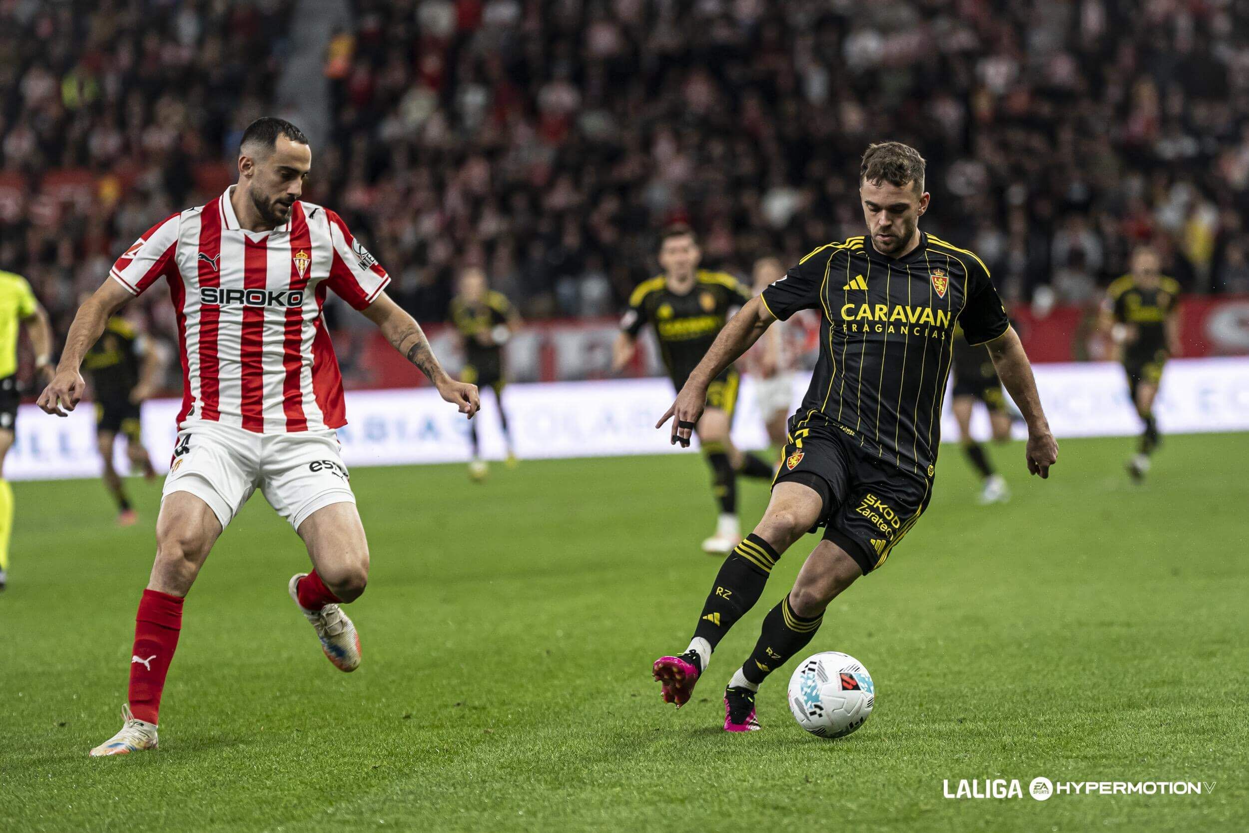  Mario Soberón ante el Sporting en El Molinón.
