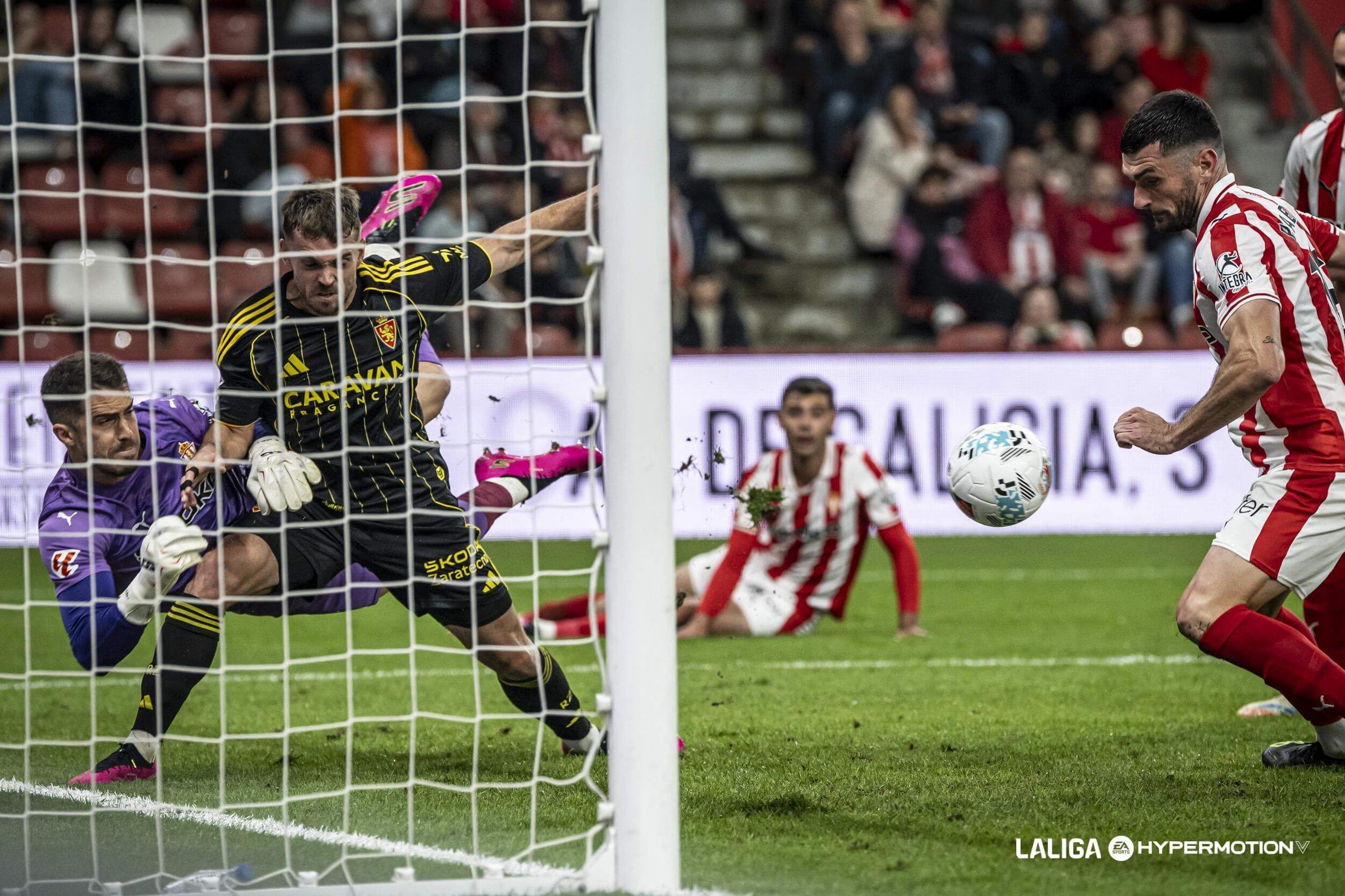 Mario Soberón ante el Sporting en El Molinón.