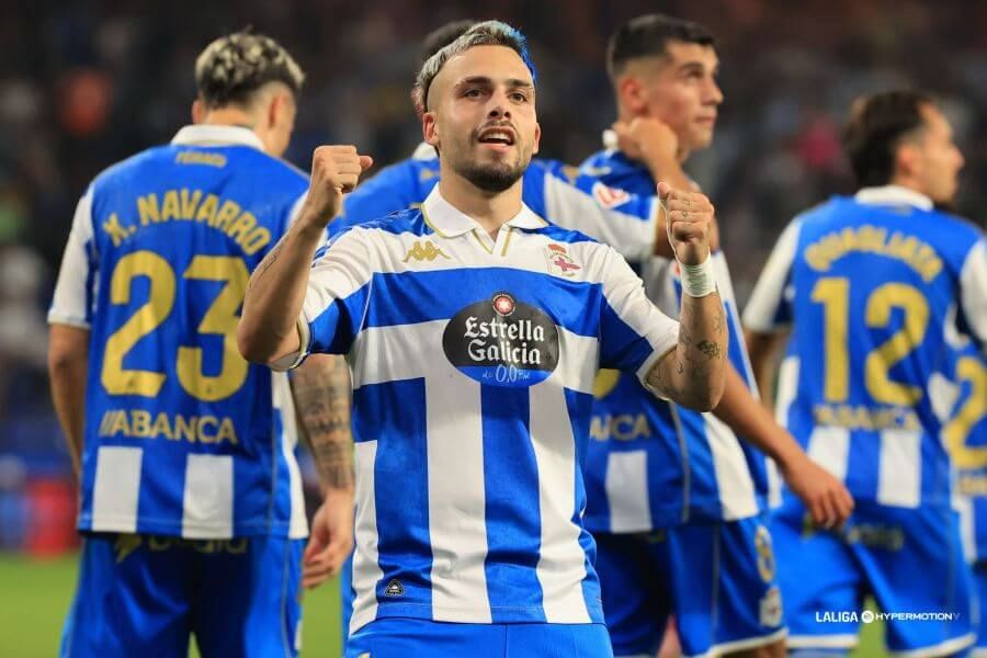  David Mella celebra uno de sus goles en el Deportivo de la Coruña - Huesca (foto: LALIGA).