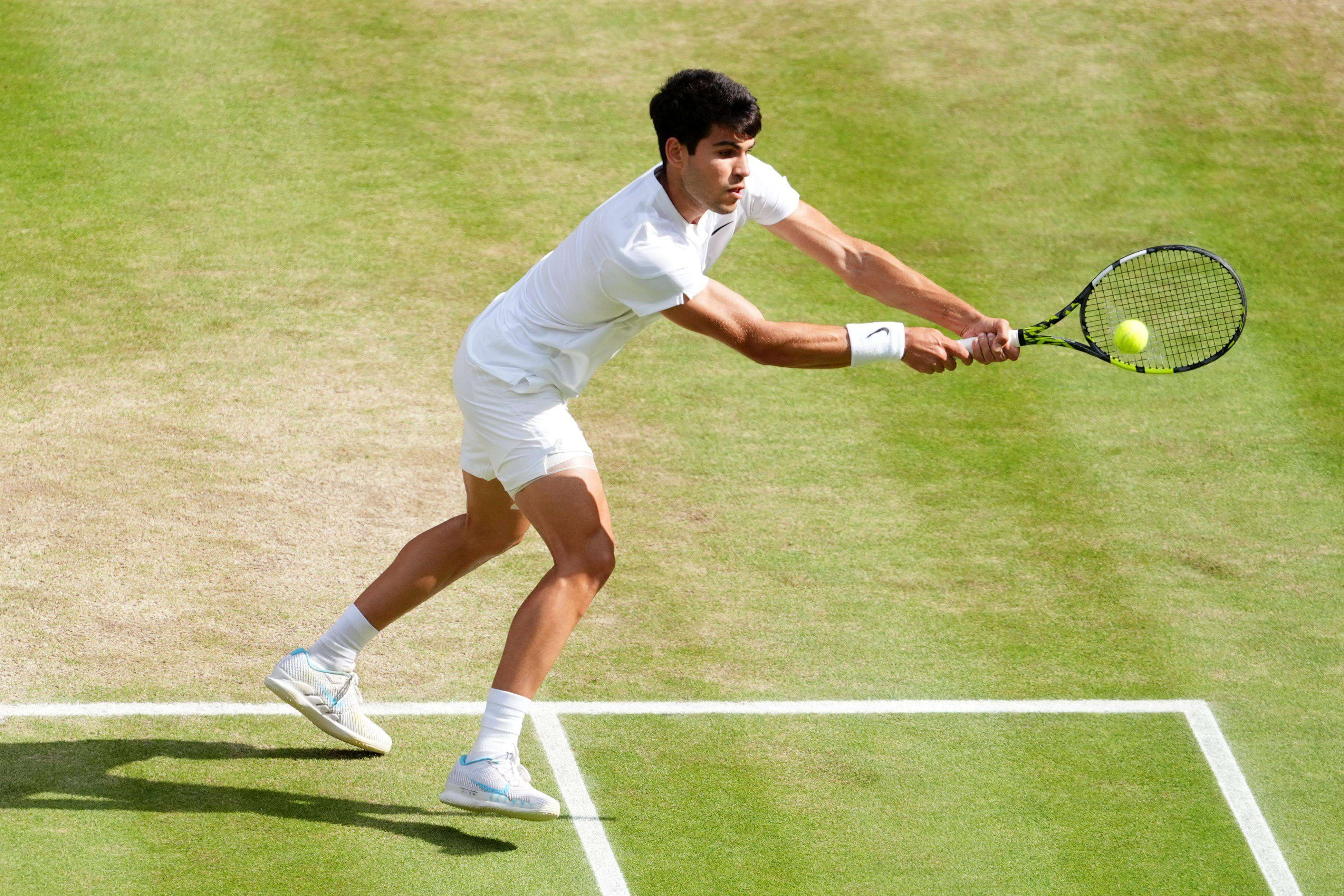  Carlos Alcaraz, durante un punto de la final de Wimbledon