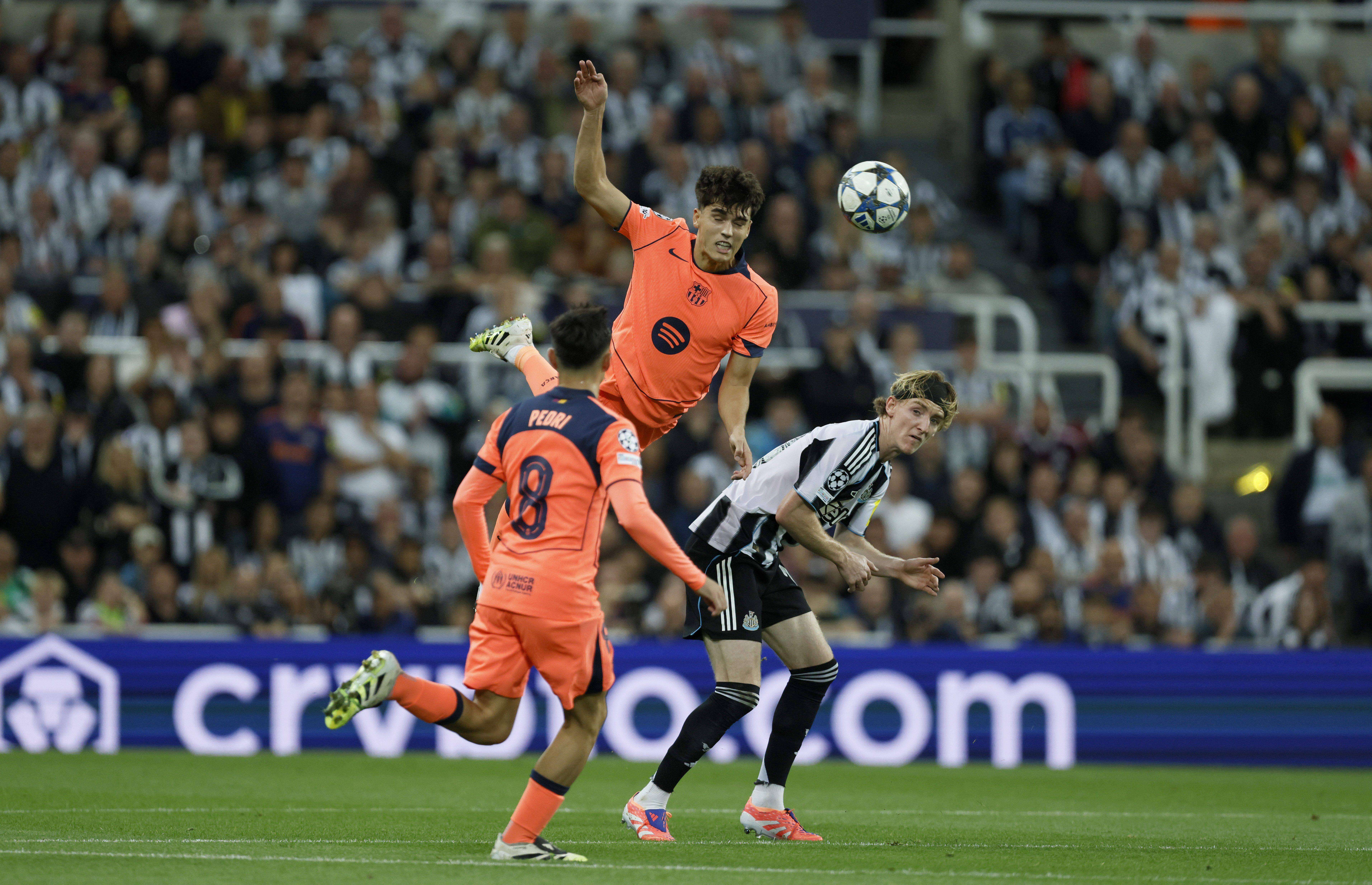  Pau Cubarsí jugando en la Champions League contra el Newcastle United inglés.