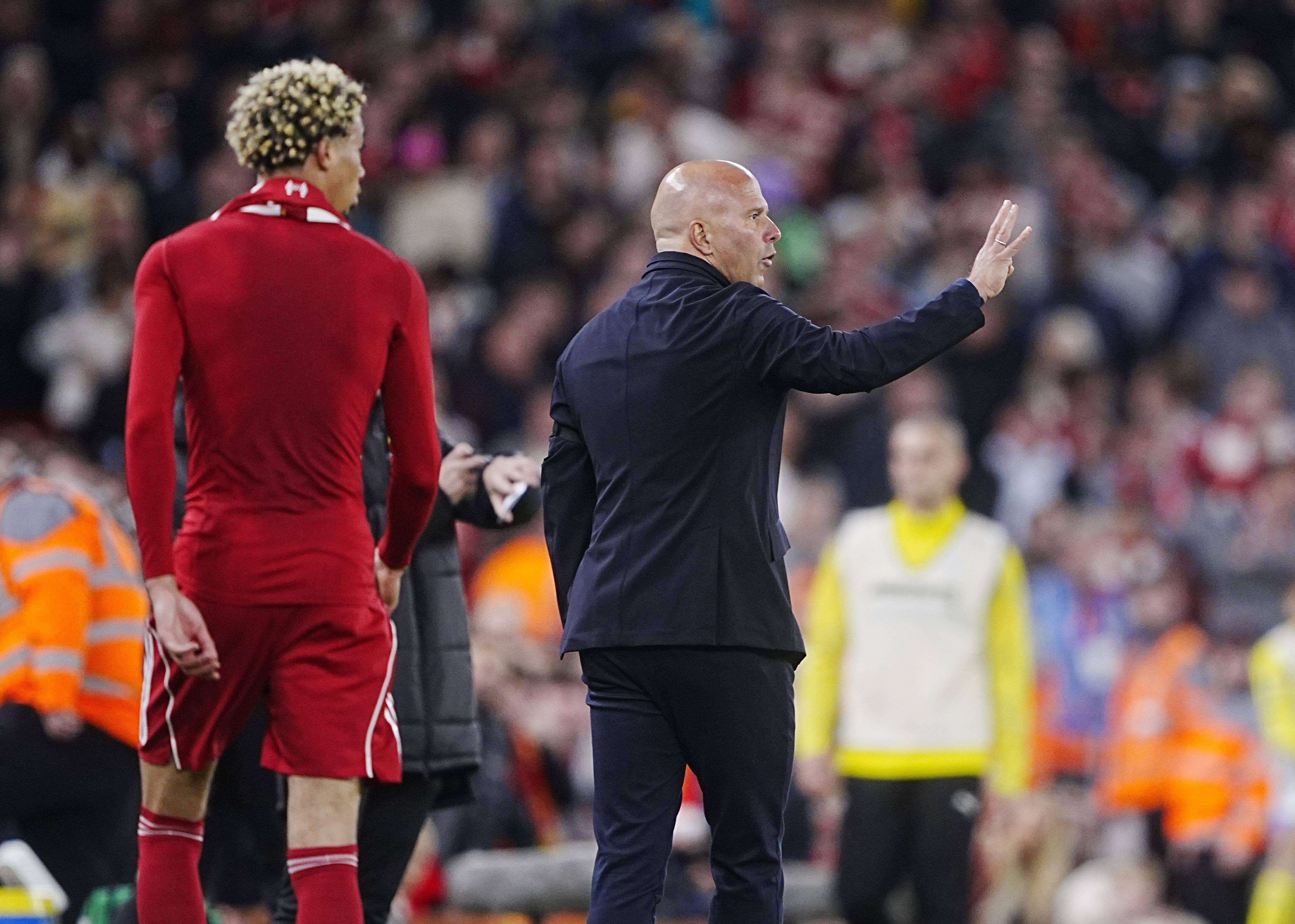  Arne Slot junto a Ekitike