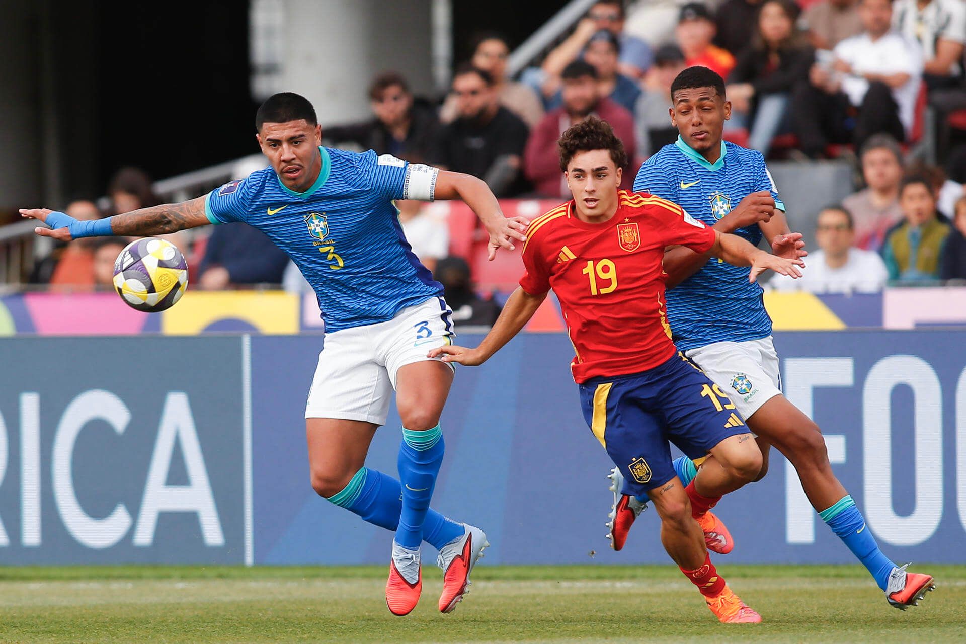 Jan Virgili disputa un balón con Iago en el España-Brasil sub 20 (FOTO: EFE).