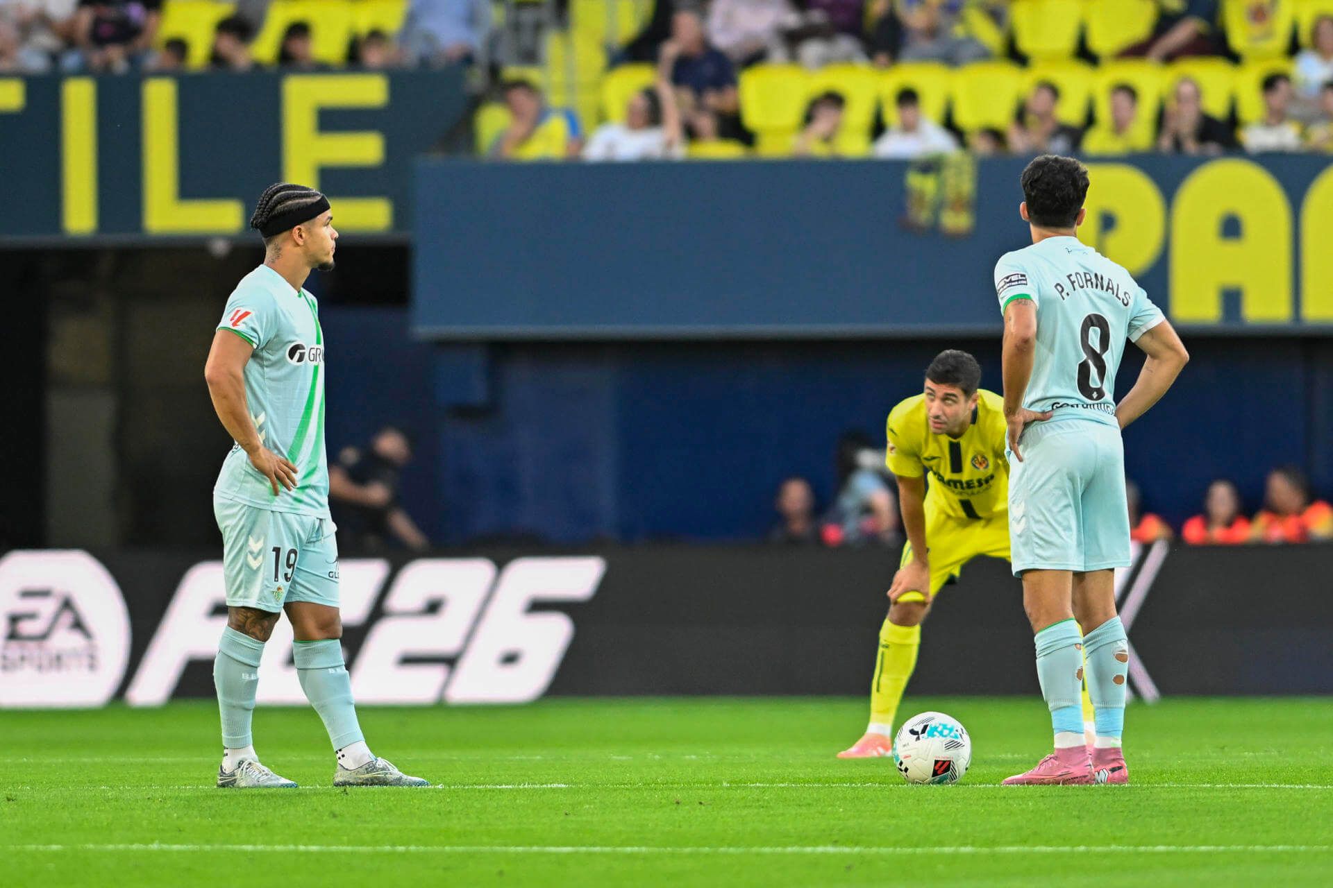 La protesta del Real Betis tras el pitido inicial en La Cerámica