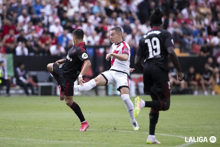 Alexis Sánchez, ante De Frutos.