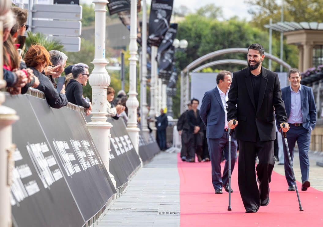Isco, con muletas, en la alfombra roja del Festival de San Sebastián.
