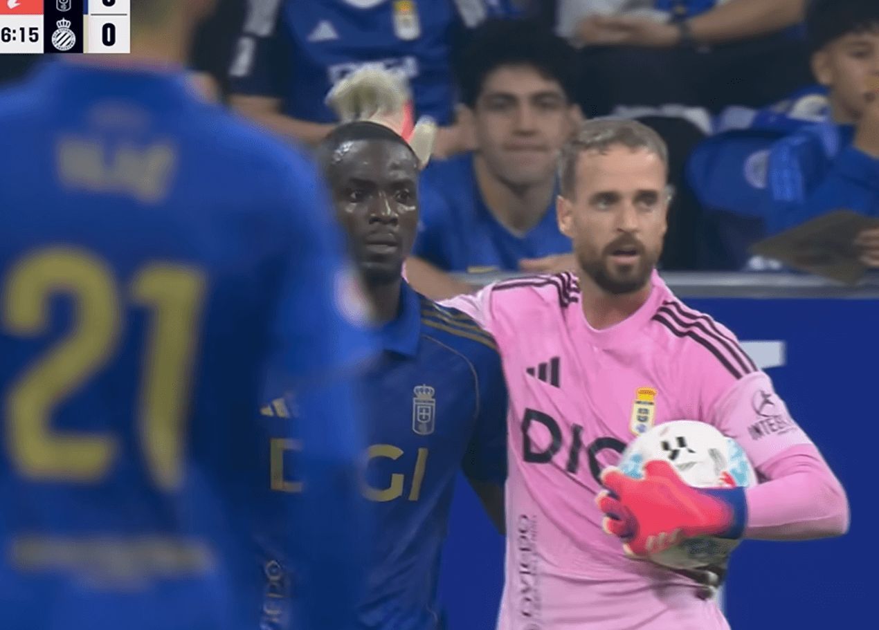  Aarón consuela a Eric Bailly en el Real Oviedo-Espanyol.
