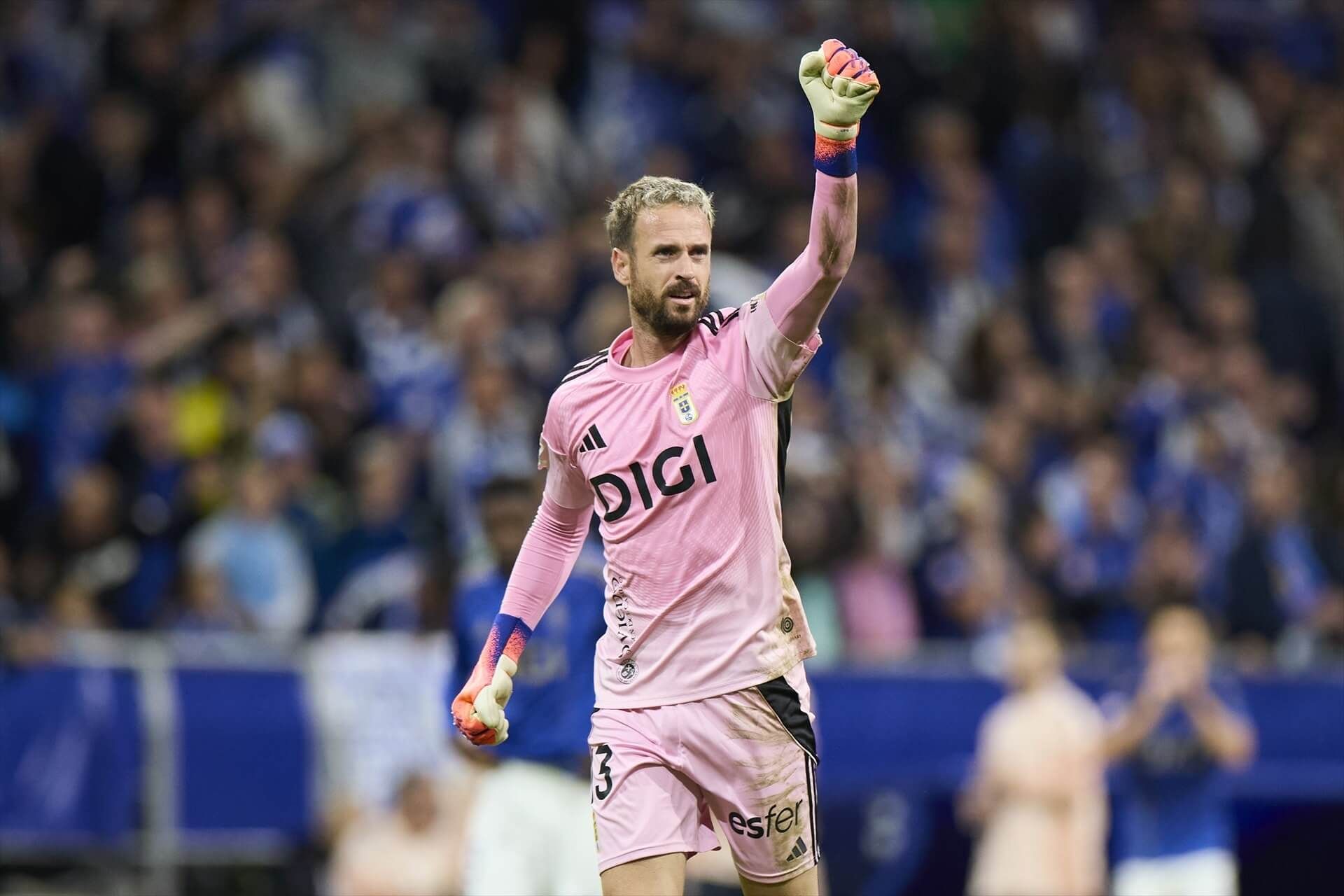 Aarón Escandell celebra el gol de Alberto Reina en el Oviedo-Barcelona (Foto: Europa Press).