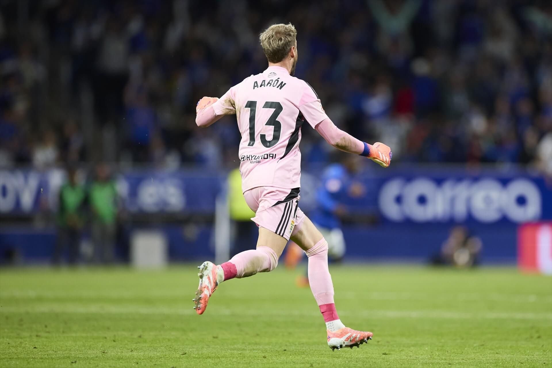  Aarón Escandell celebra el gol de Alberto Reina en el Oviedo-Barcelona.