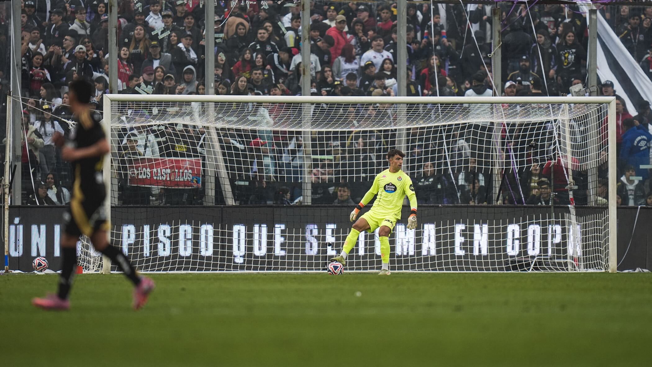  Aceves, ante Colo - Colo en e Monumental.